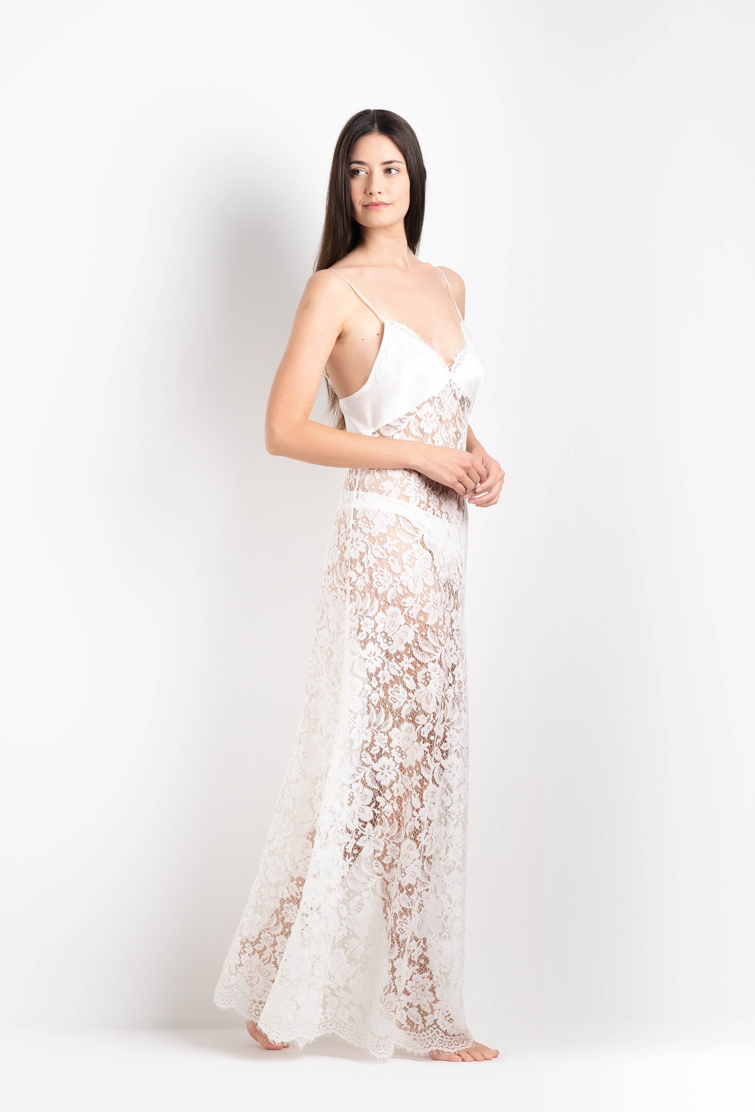 Enter Carine Gilson's world and the most beautiful silk collection with the 2026 Cruise collection with this long gown with cup in natural silk with natural lace