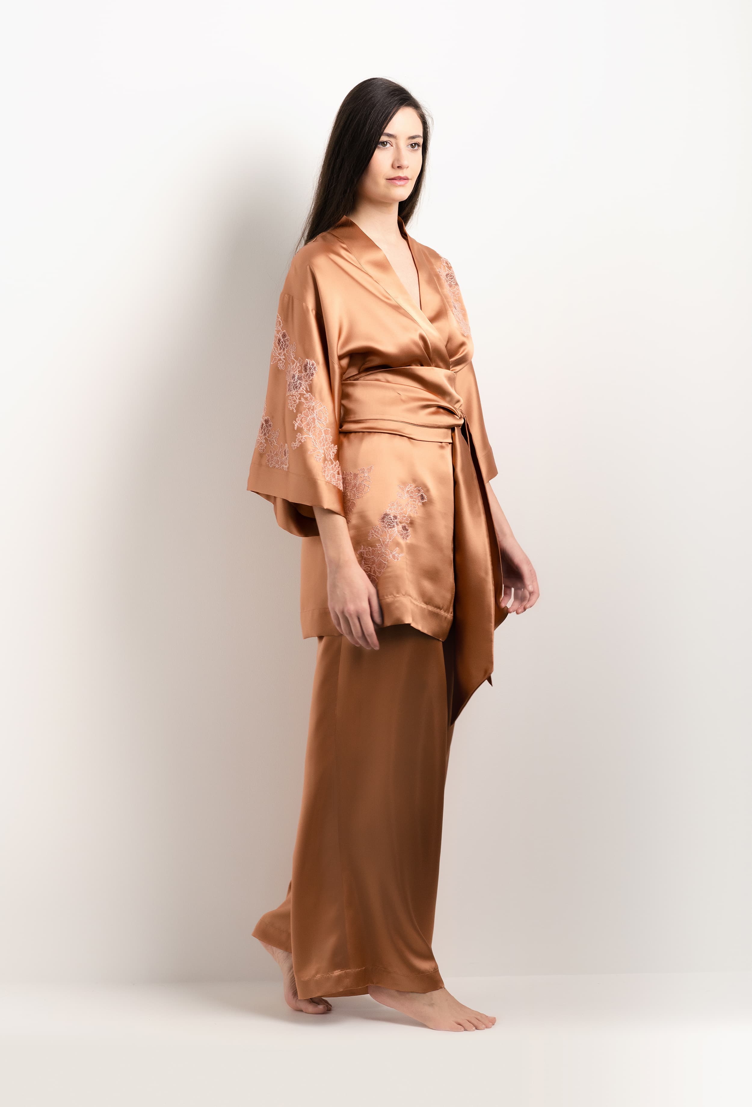 Enter Carine Gilson's world and the most beautiful silk lingerie with the 2025 Summer collection with this Short Kimono Classic Sleeves in Sahara tan Silk  with light rose lace