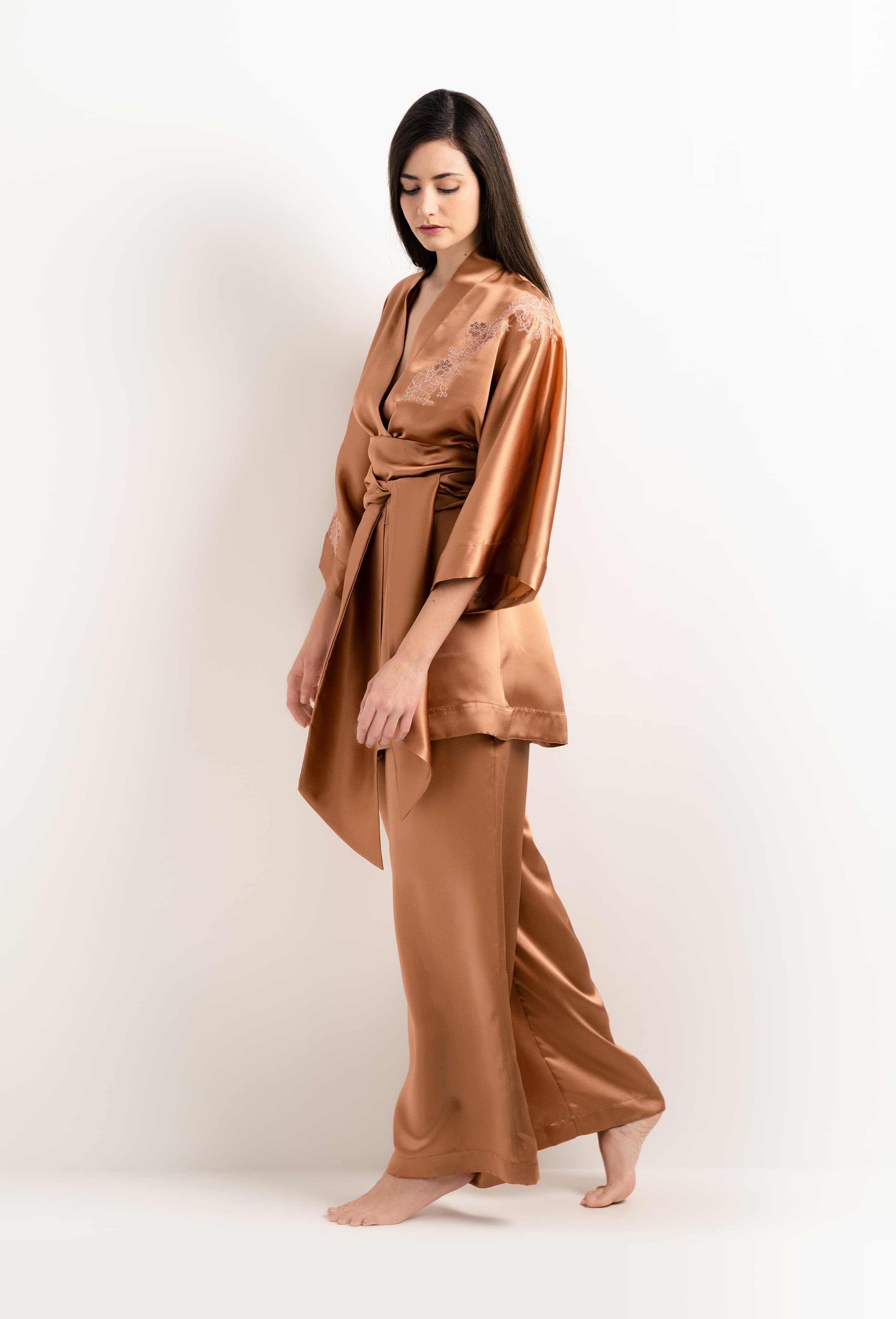 Enter Carine Gilson's world and the most beautiful silk lingerie with the 2025 Summer collection with this Short Kimono Classic Sleeves in Sahara tan Silk  with light rose lace