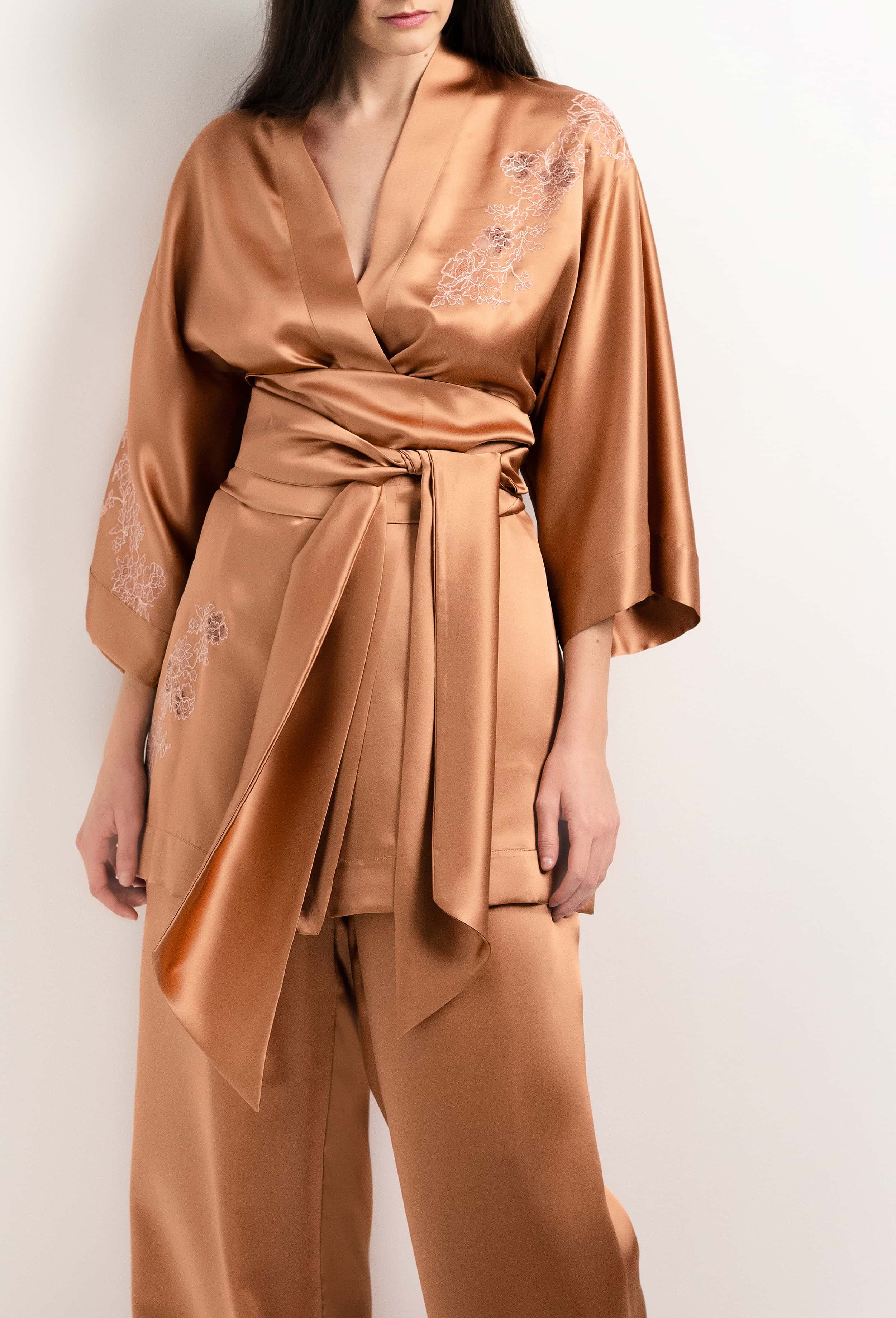 Enter Carine Gilson's world and the most beautiful silk lingerie with the 2025 Summer collection with this Short Kimono Classic Sleeves in Sahara tan Silk  with light rose lace