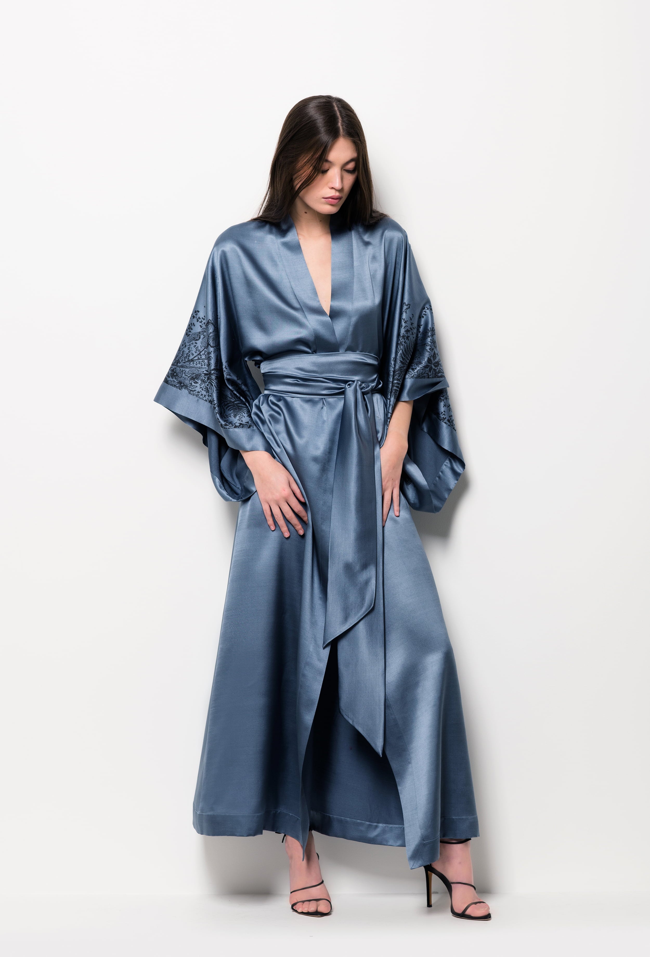 Discover the unique craftmanship of the belgian designer Carine Gilson in her atelier for the Winter 2026-27 collection with this Long Kimono Butterfly Sleeves in BlueStone print