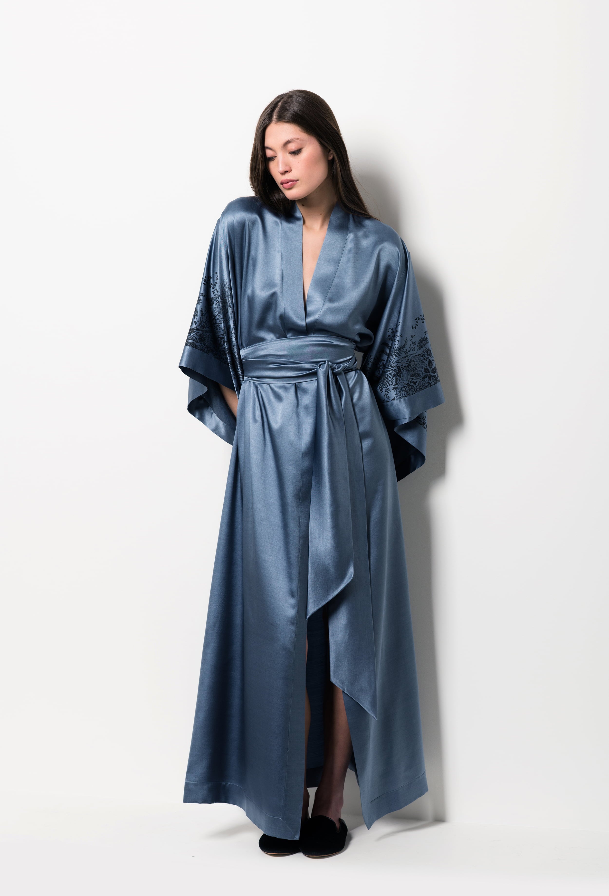 Discover the unique craftmanship of the belgian designer Carine Gilson in her atelier for the Winter 2026-27 collection with this Long Kimono Butterfly Sleeves in BlueStone print