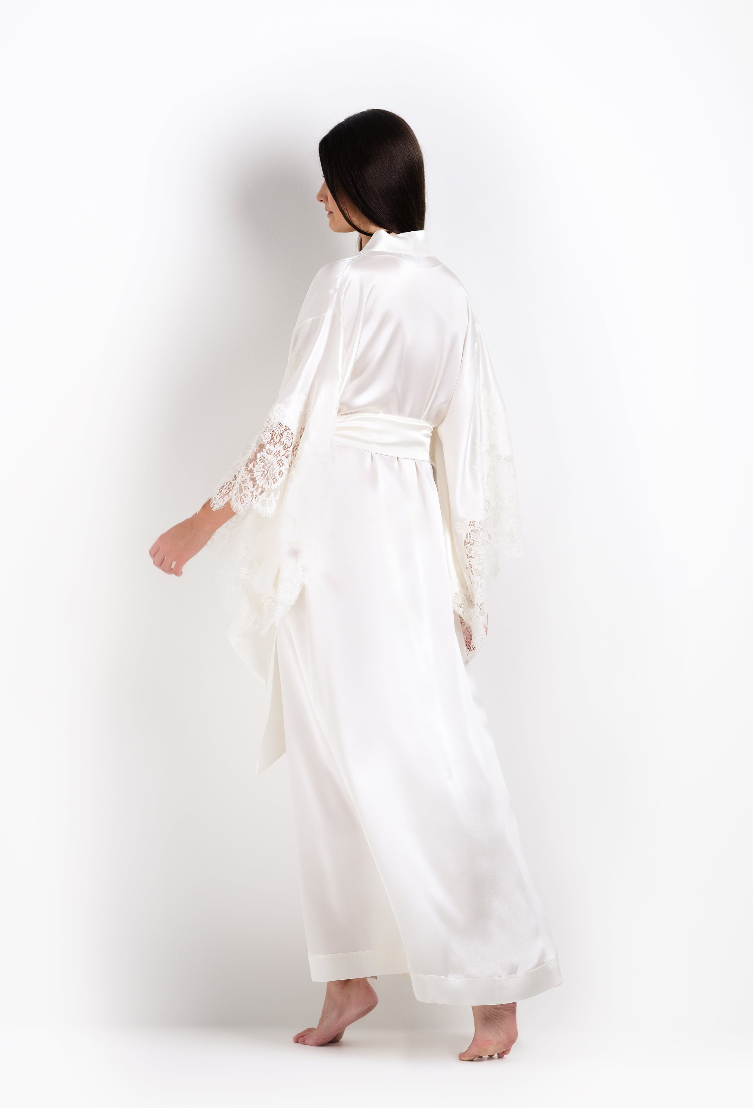 Discover the unique craftmanship of the belgian designer Carine Gilson in her atelier for the 2026 Cruise collection with this long kimono butterfly sleeves in natural silk with natural lace