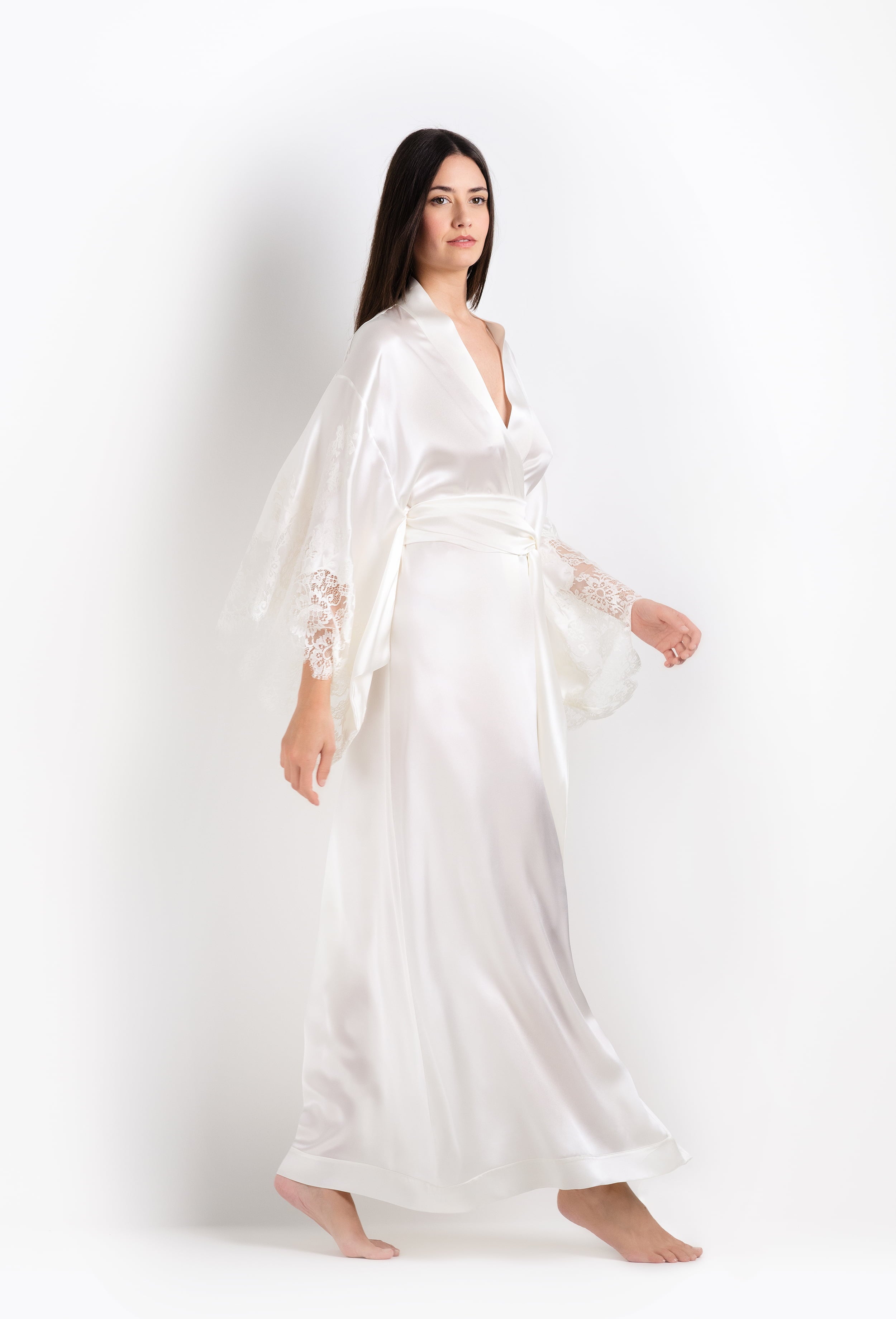 Discover the unique craftmanship of the belgian designer Carine Gilson in her atelier for the 2026 Cruise collection with this long kimono butterfly sleeves in natural silk with natural lace