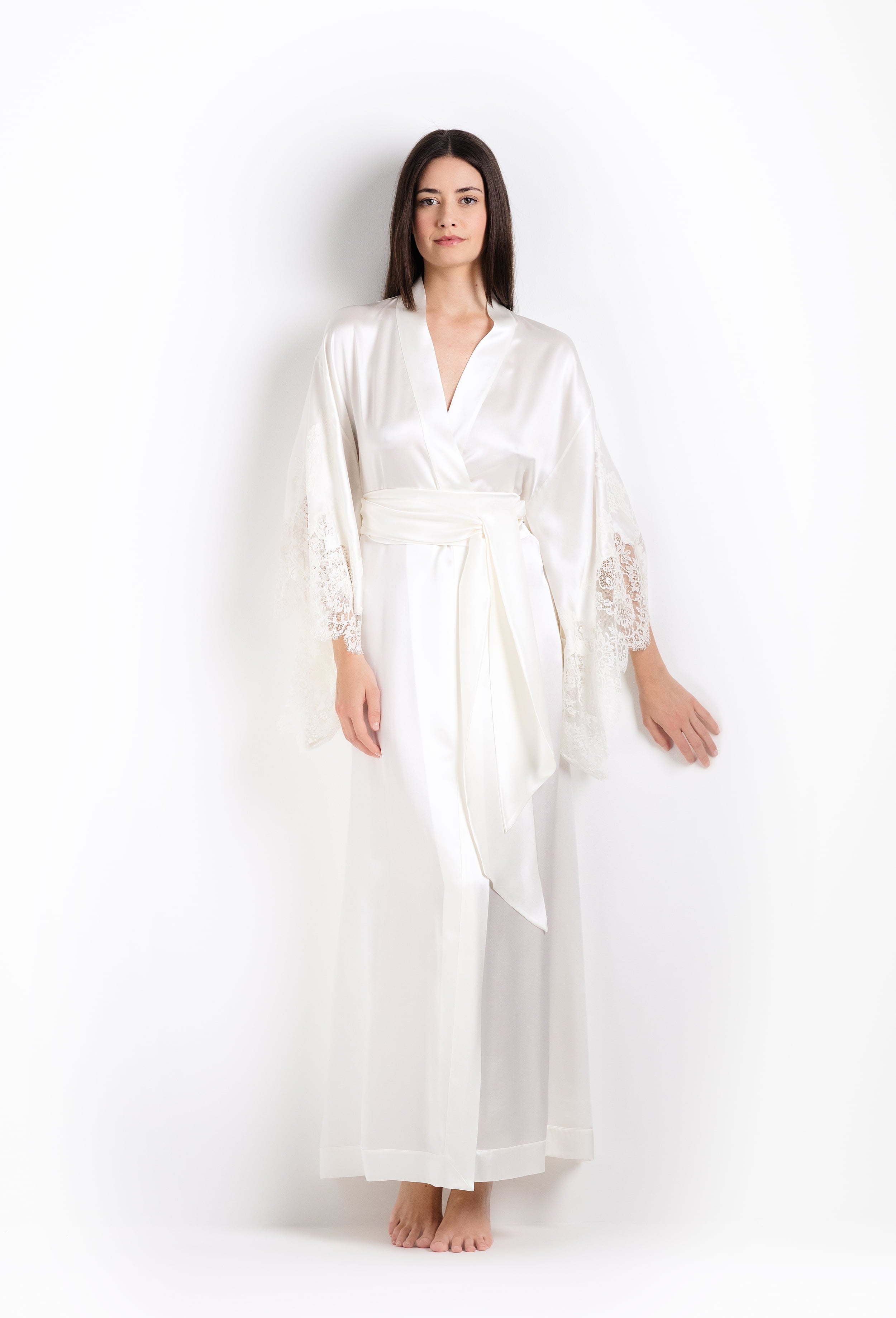 Discover the unique craftmanship of the belgian designer Carine Gilson in her atelier for the 2026 Cruise collection with this long kimono butterfly sleeves in natural silk with natural lace