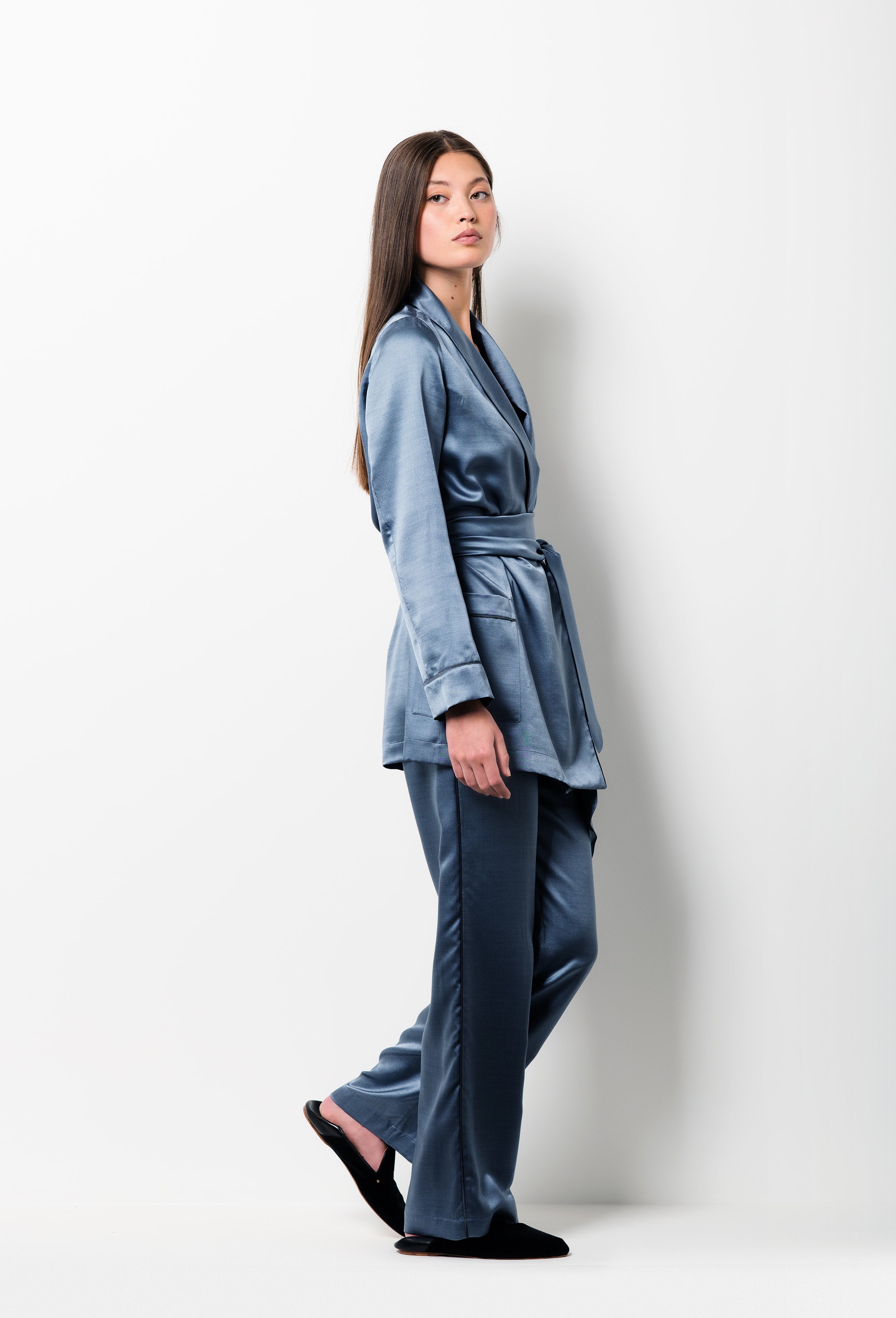 The Winter 2026-27 collection from the house Carine Gilson - The most beautiful couture loungewear to be discovered with this classic pants in Blue stone with contrast