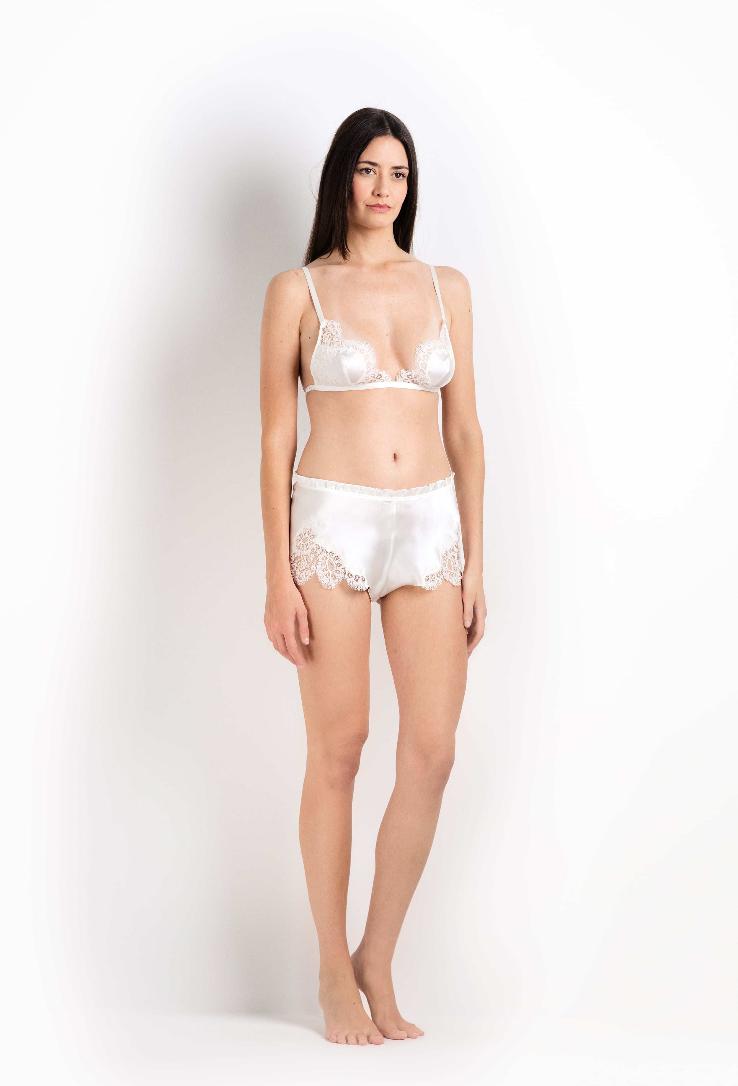 Discover the 2026 Cruise collection of lingerie couture from the house Carine Gilson with this soft triangle bra in natural silk with natural lace