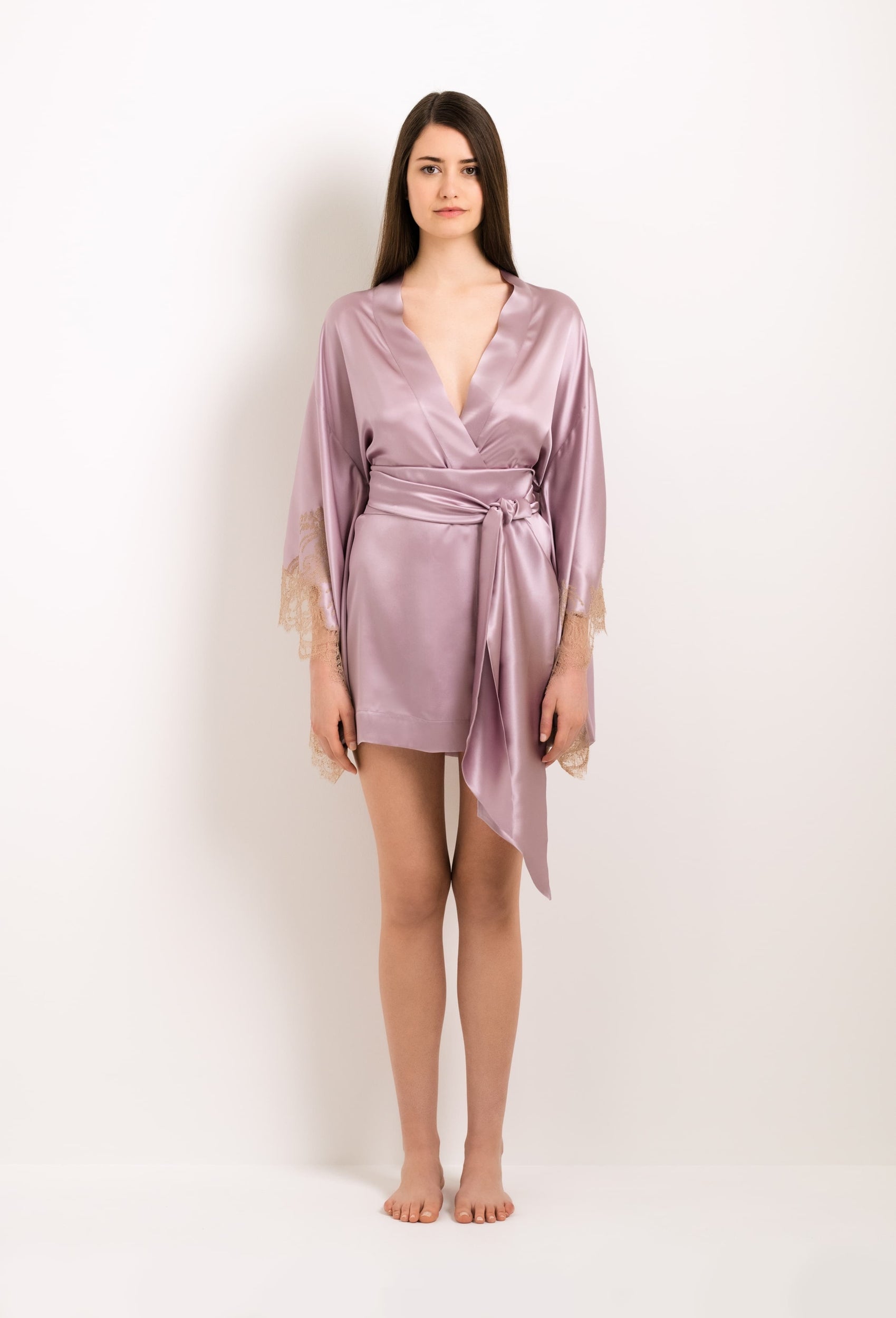 Be seduced by Carine Gilson silk lingerie collection with this Short Kimono Butterfly Sleeves in violet Silk with gold lace