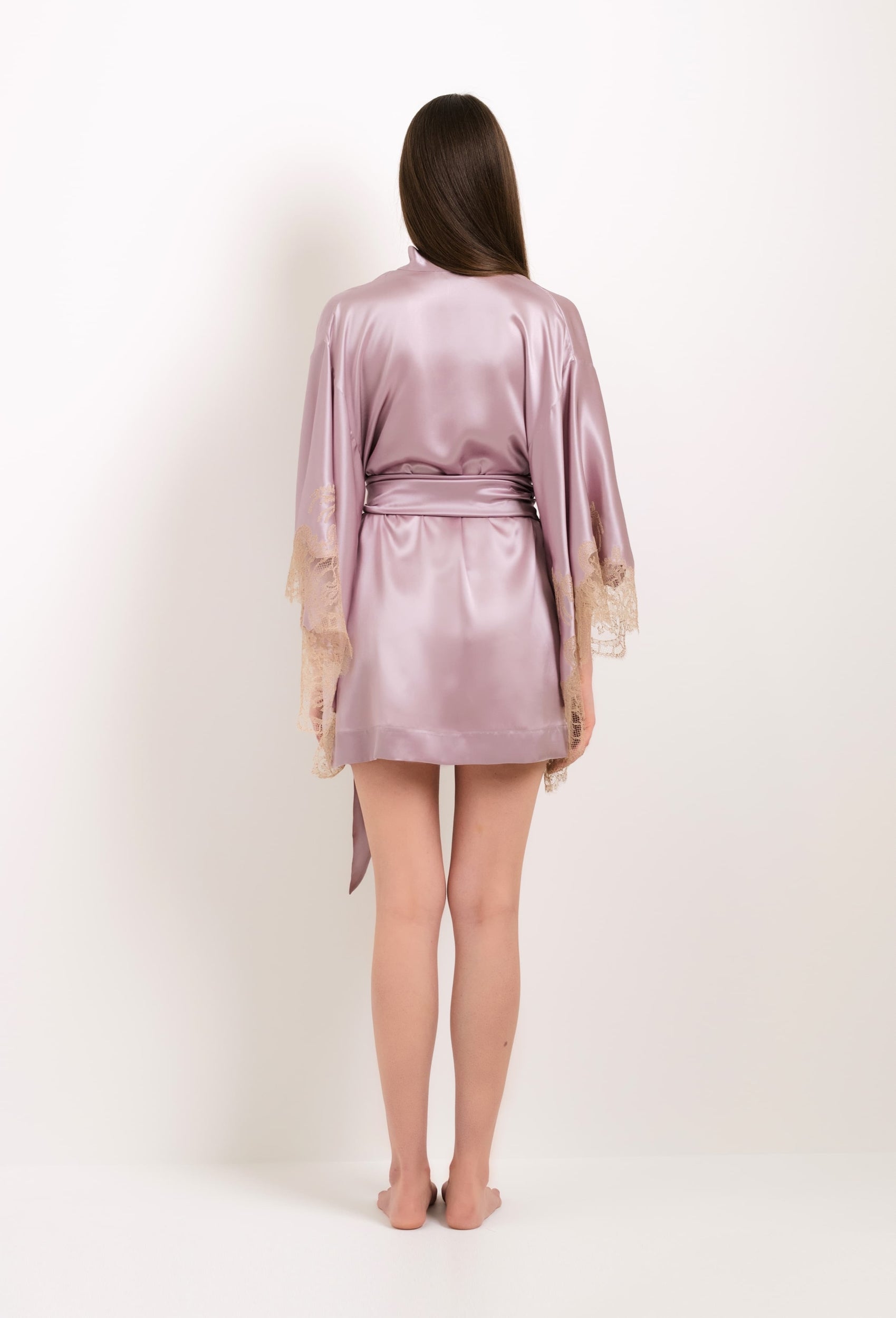 Be seduced by Carine Gilson silk lingerie collection with this Short Kimono Butterfly Sleeves in violet Silk with gold lace