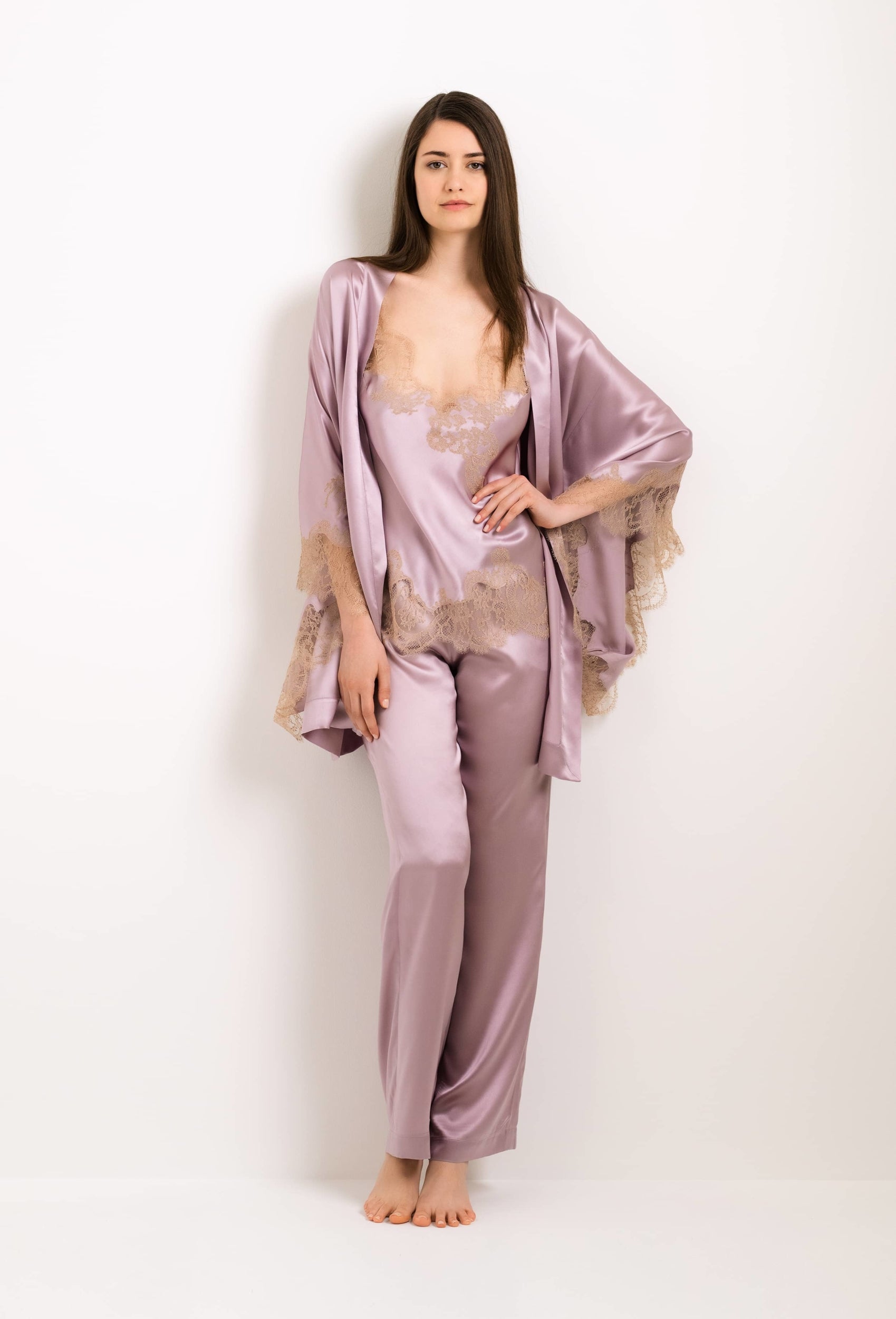 Enter Carine Gilson's world with the Winter 2022-23 collection and this Camisole V Neckline in violet Silk with gold lace