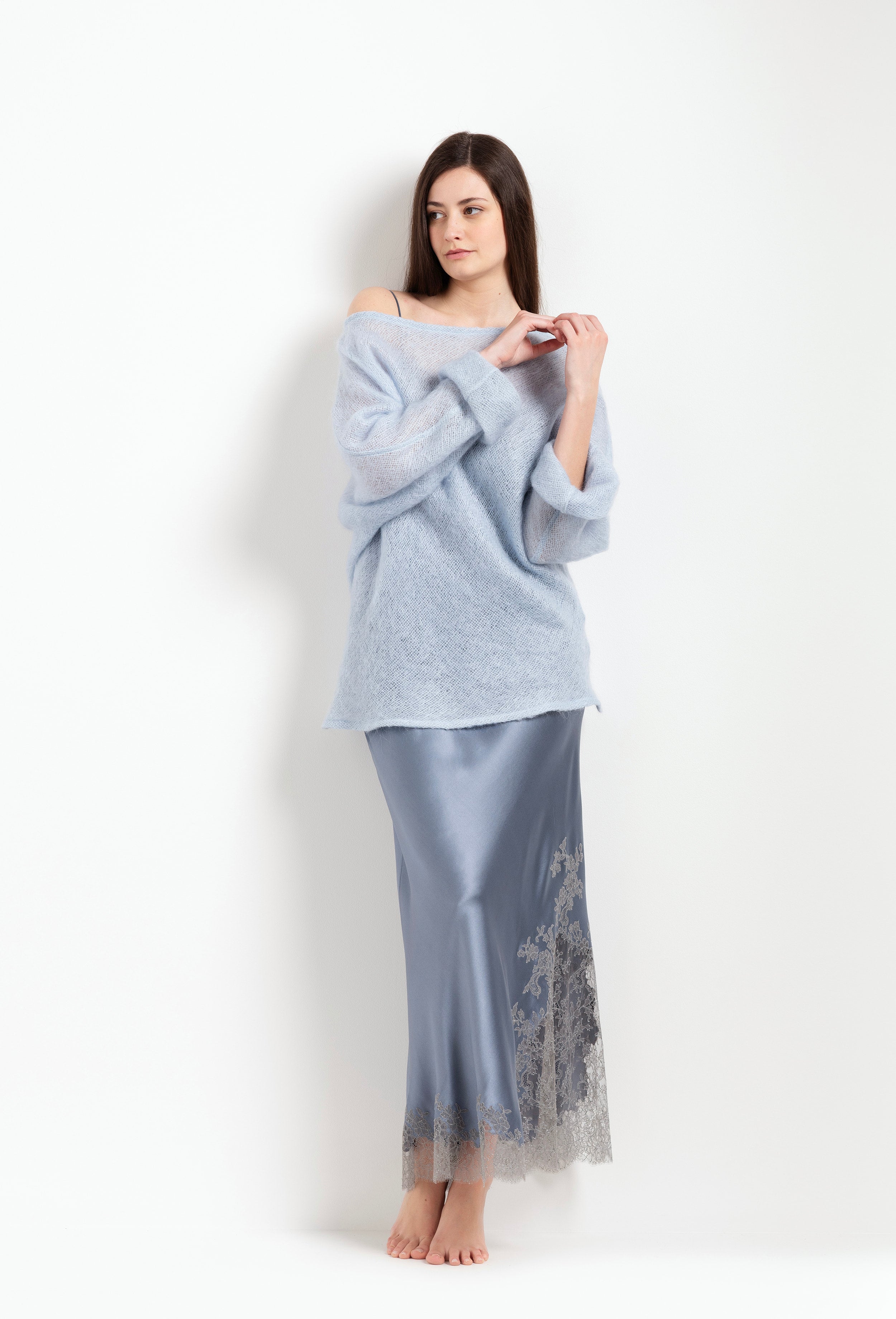 Enjoy the Hiver 2026-27 collection of lingerie couture from the house Carine Gilson with this Long sleeves oversize top in blue mohair