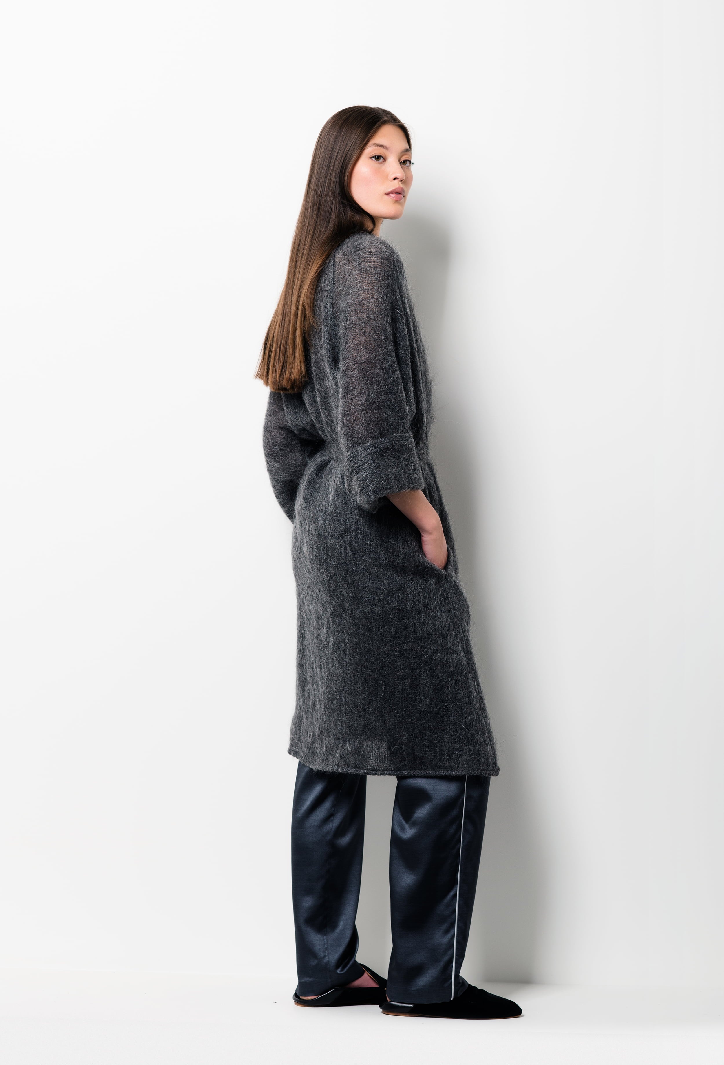 Made of mohair, explore the loungewear collection Winter 2026-27 from the house Carine Gilson with this raglan jacket in stormgrey tweed
