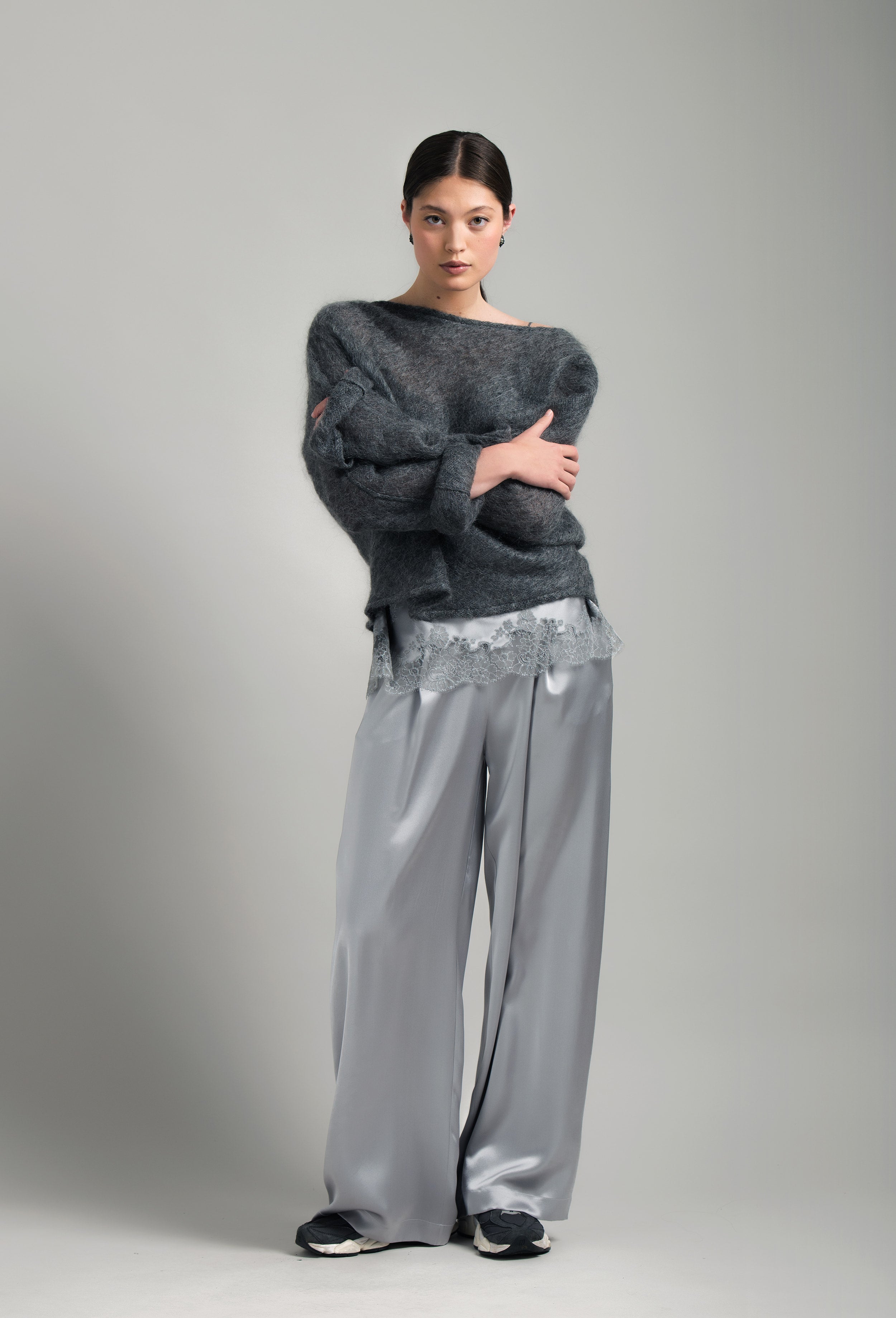 Discover the unique craftmanship of the belgian designer Carine Gilson in her atelier for the Winter 2026-27 collection with this oversize jumper in stormgrey