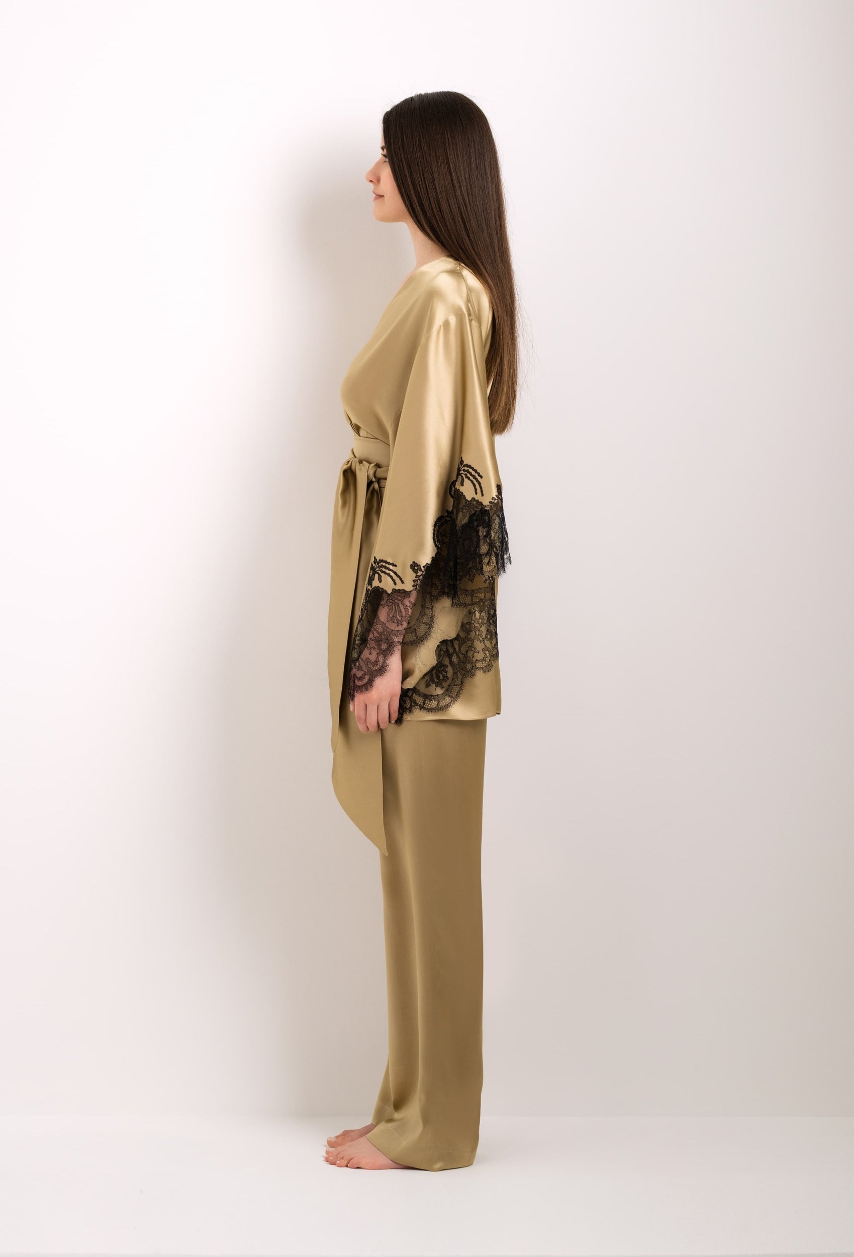 Enter Carine Gilson's world with the Winter 2022-23 collection and this Short Kimono Butterfly Sleeves in gold Silk with Black lace