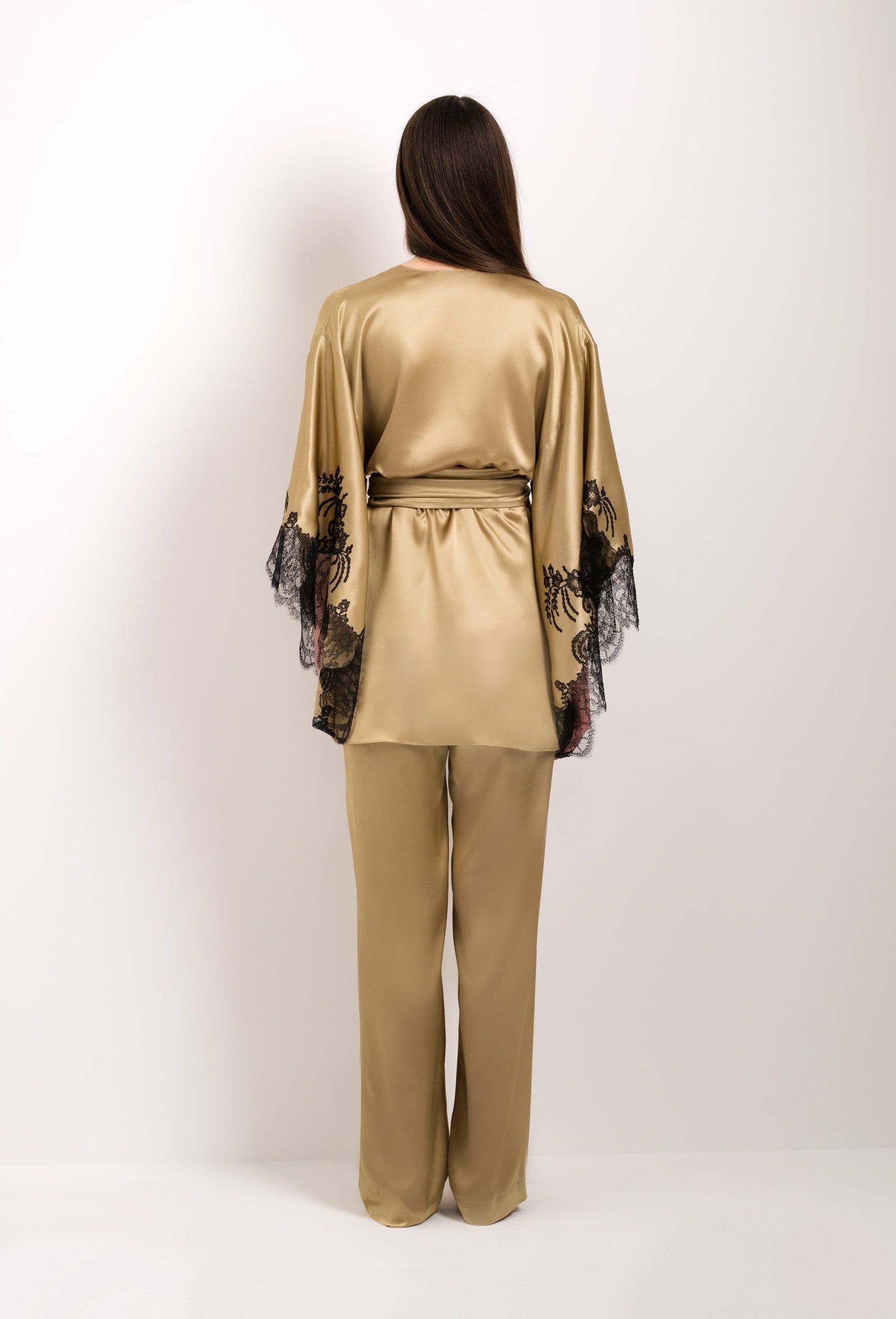 Enter Carine Gilson's world with the Winter 2022-23 collection and this Short Kimono Butterfly Sleeves in gold Silk with Black lace