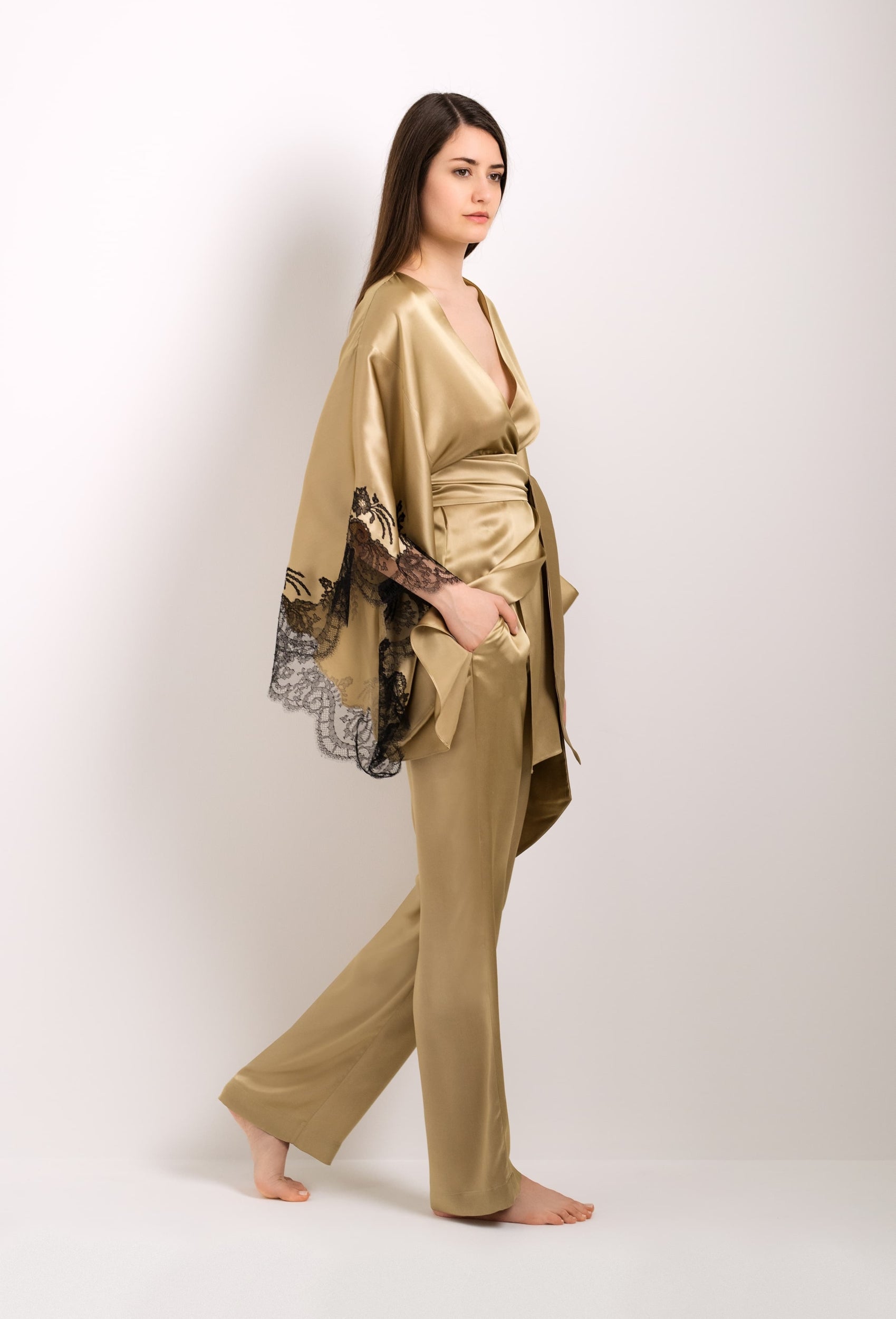 Enter Carine Gilson's world with the Winter 2022-23 collection and this Short Kimono Butterfly Sleeves in gold Silk with Black lace