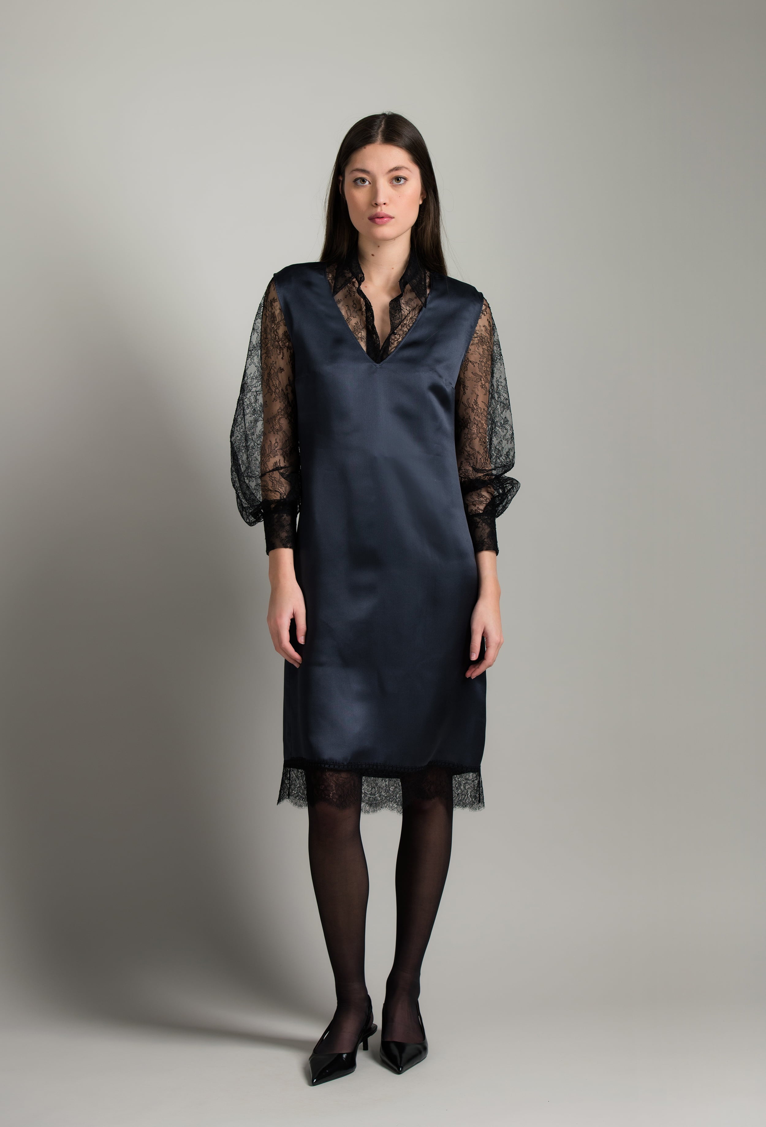 Be seduced by Carine Gilson most beautiful silk lingerie collection with this Midi Dress Silk with V neck in DarkGrey Silk with black lace