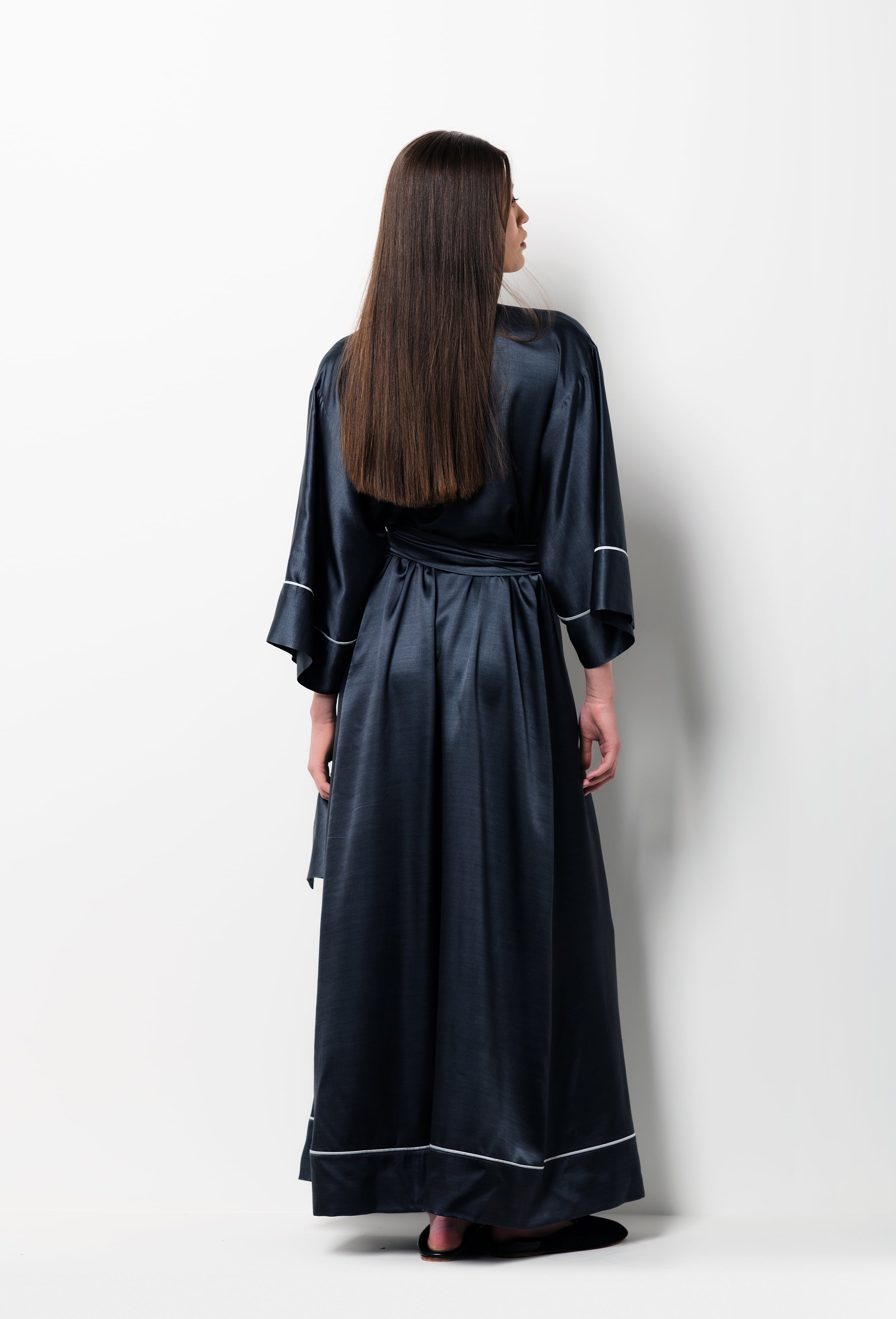 Enter Carine Gilson's world and the most beautiful silk lingerie with the Winter 2026-27 collection with this Long Kimono Classic Sleeves Large Collar in DarkGrey with contrast Silk