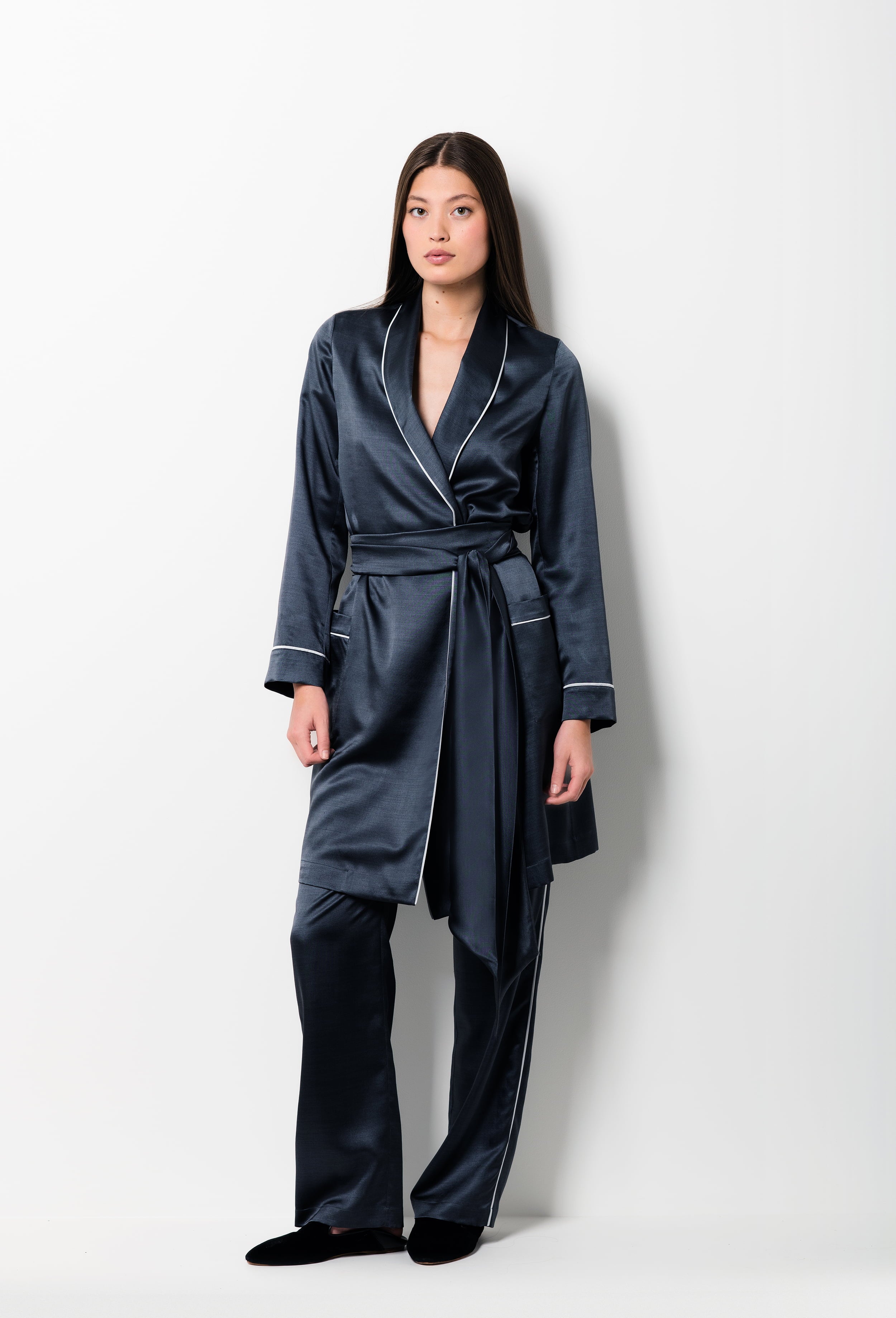 Made of silk and wool, explore the lingerie collection Winter 2026-27 from the house Carine Gilson with this Robe Classic Style 3/4 Length in DarkGrey with contrast Silk