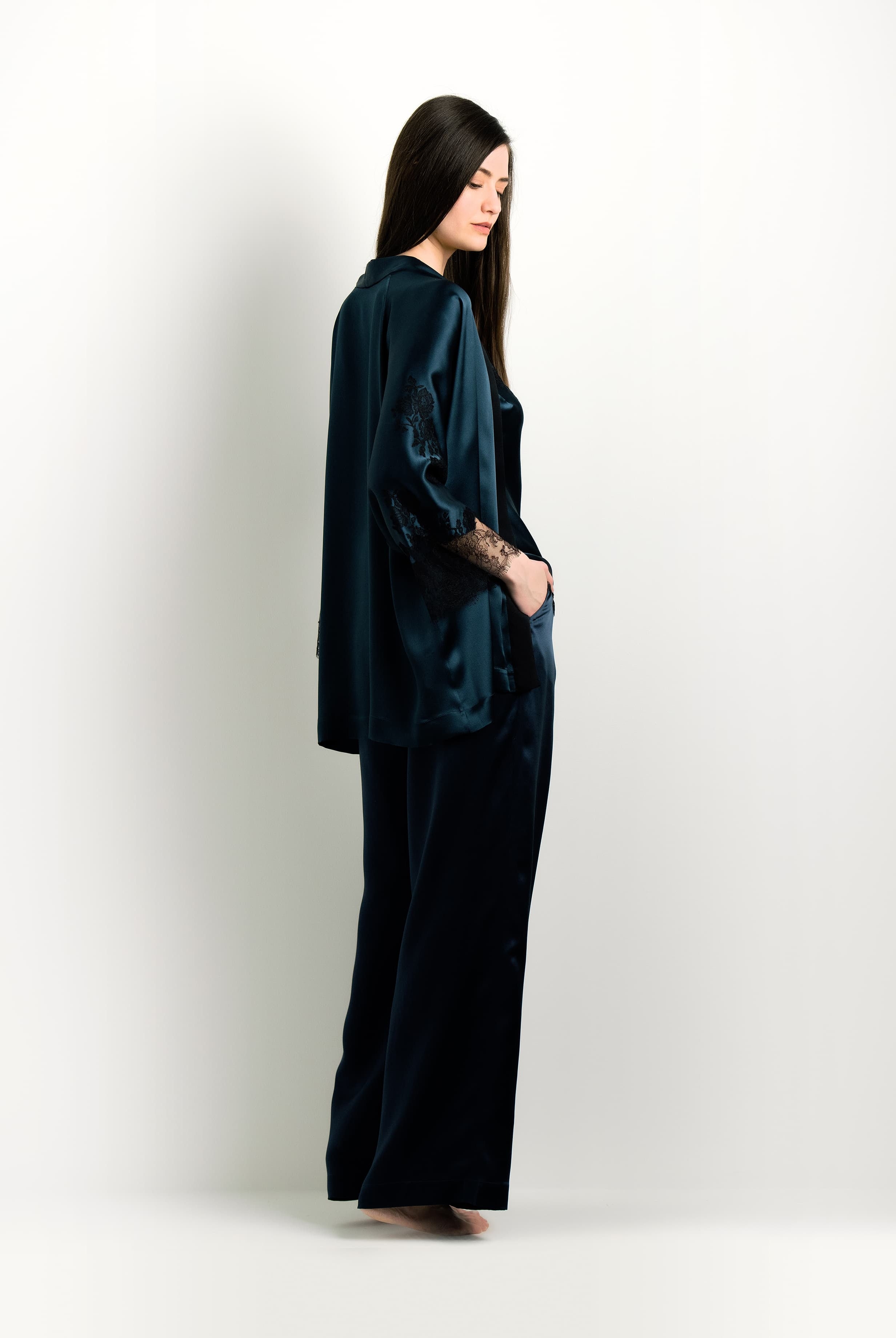 Enter Carine Gilson's world and the most beautiful silk lingerie with the 2024 winter collection and this Short Kimono Raglan Style in dark blue Silk with Black lace