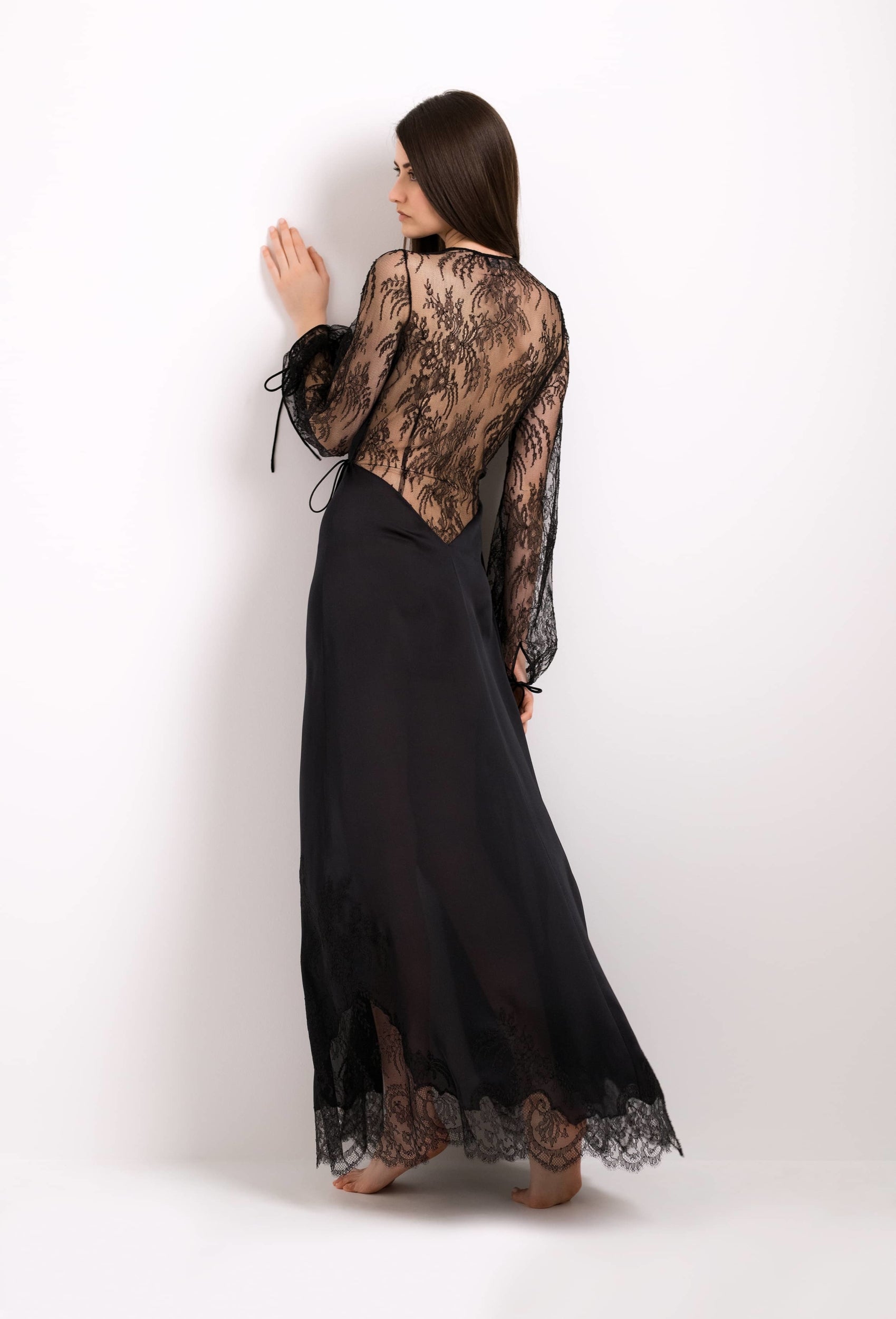 Discover the Winter 2022-23 collection from the house Carine Gilson with this Long Déshabillé Cache-Coeur Style in Black Silk and lace