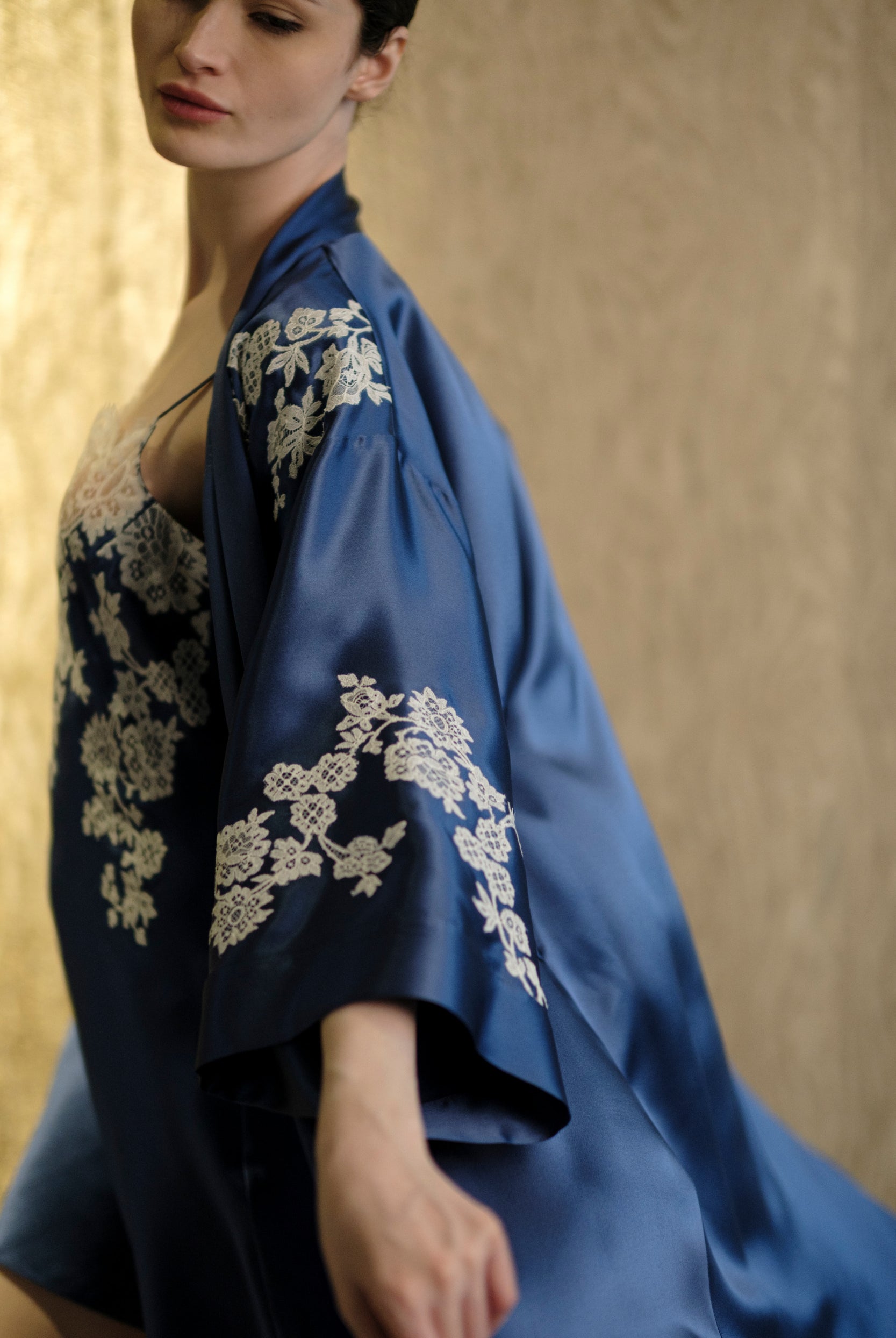 Be seduced by Carine Gilson most beautiful silk and lace collection with this Long Kimono Classic Sleeves in Azur Silk with Natural lace