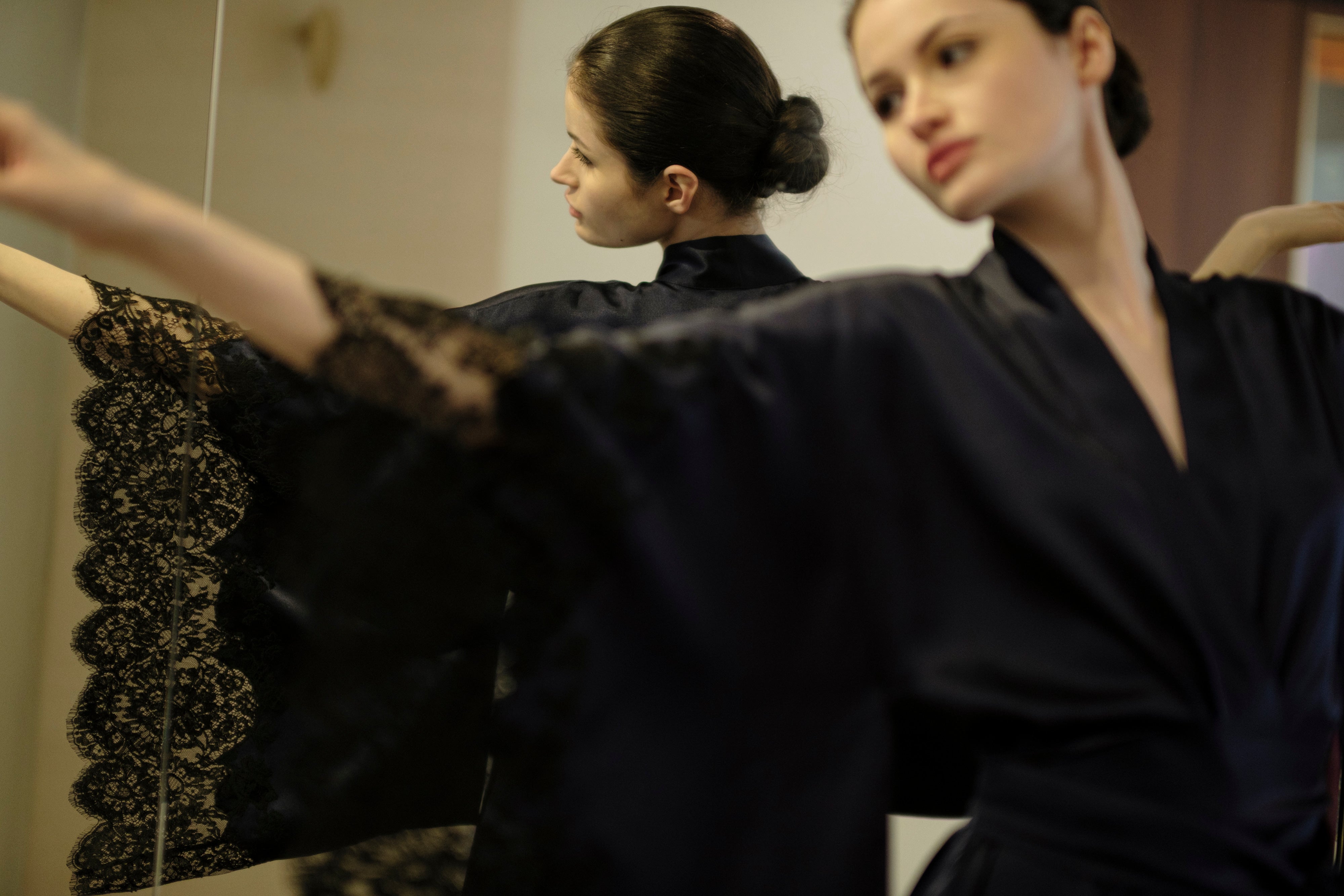Discover the 2026 Cruise collection of silk and lace couture from the house Carine Gilson with this Long Kimono Butterfly Sleeves in Dark Marine Blue Silk with black lace