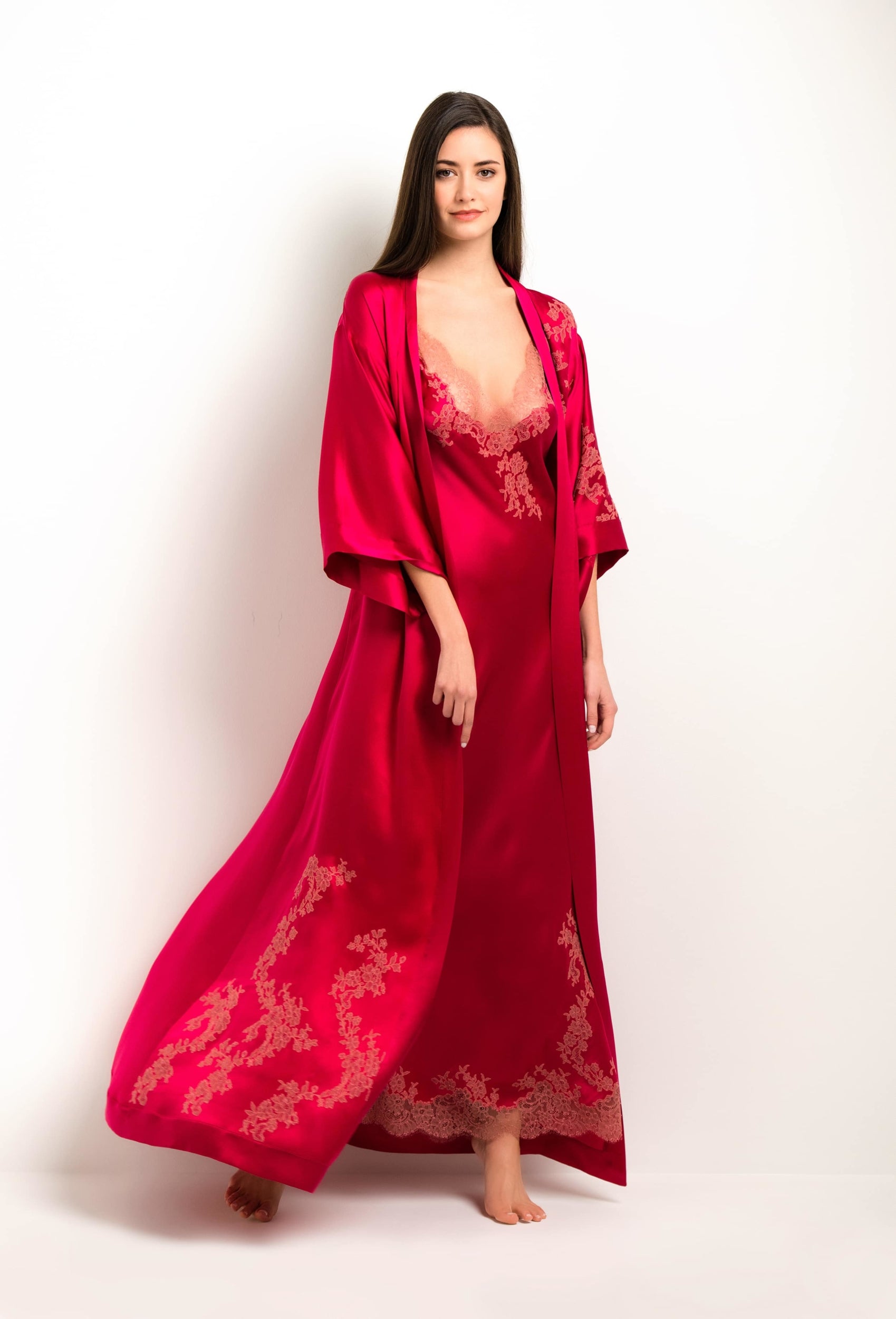 Enter Carine Gilson's world with the 2023 summer collection and this Long Kimono Classic Sleeves in bright red Silk with dusty pink lace