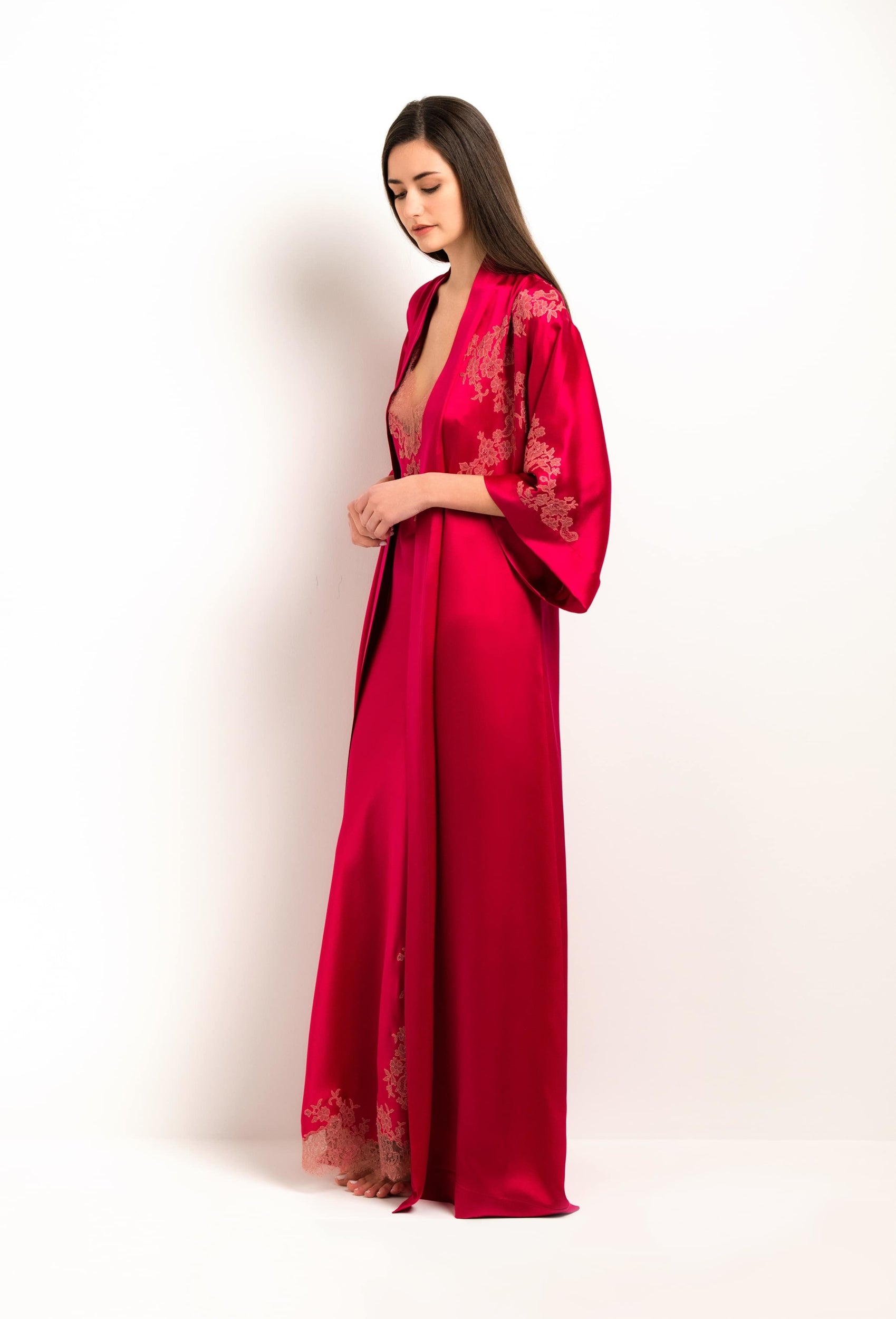 Enter Carine Gilson's world with the 2023 summer collection and this Long Kimono Classic Sleeves in bright red Silk with dusty pink lace