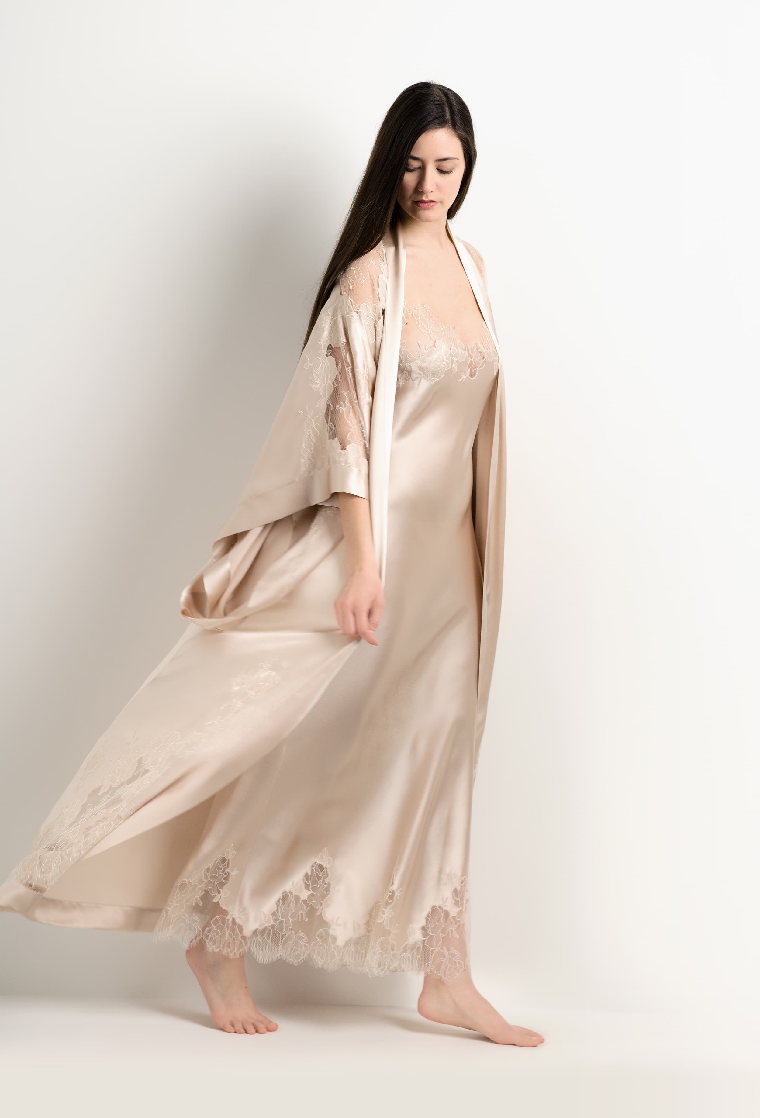 Discover the unique craftmanship of the belgian designer Carine Gilson in her atelier for the 2025 Winter collection with this Long Kimono Butterfly Sleeves in sand beige Silk  with ivory lace