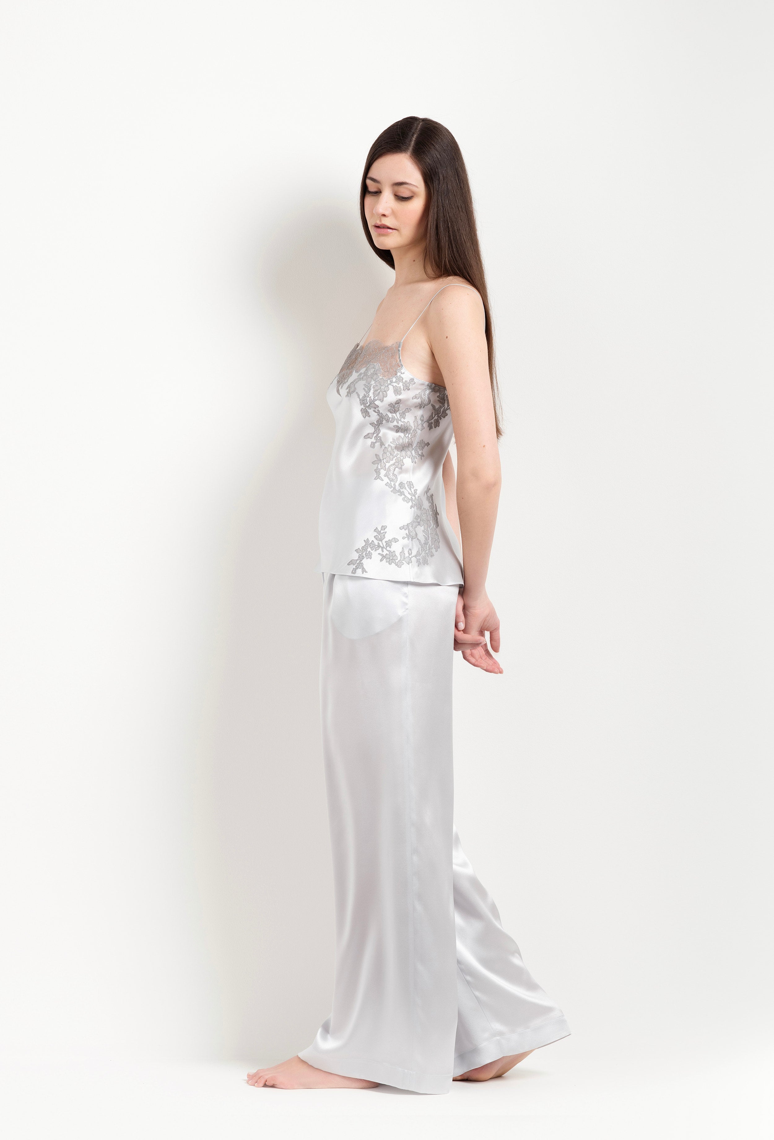 Discover the unique craftmanship of the belgian designer Carine Gilson in her atelier for the Hiver 2026-27 collection with this camisole straight neckline in silver grey silk  with grey lace