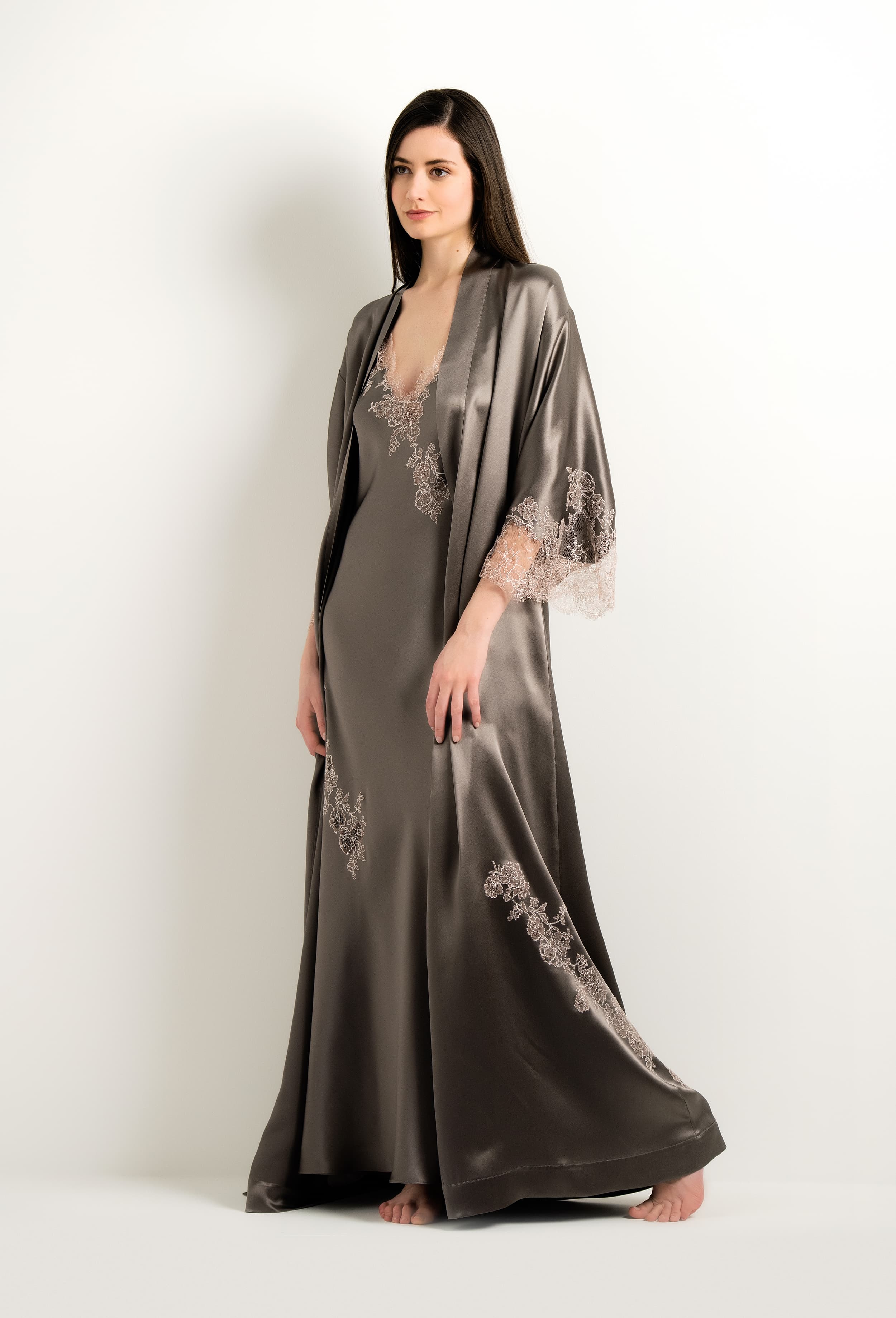 Enter Carine Gilson's world and the most beautiful silk lingerie with the 2024 winter collection and this Long Kimono Classic Sleeves in warm grey Silk with pink rose lace