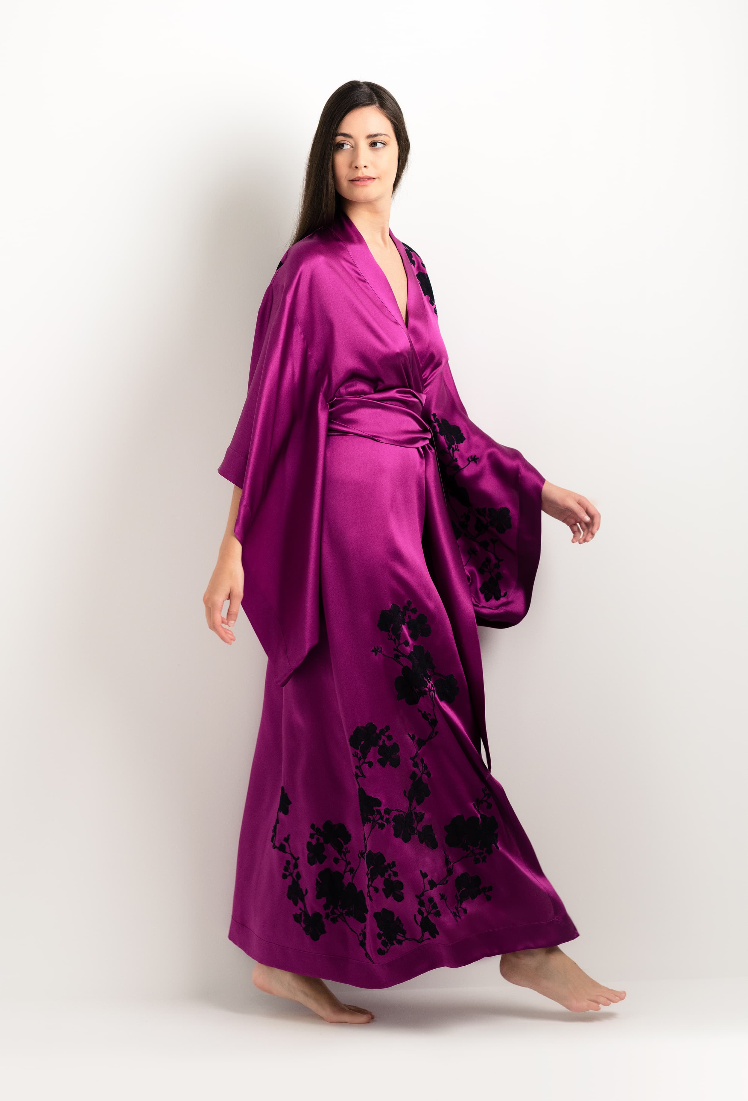 Discover the 2025 cruise collection of lingerie couture from the house Carine Gilson with this Long Kimono Butterfly Sleeves in violine Silk  with Black lace