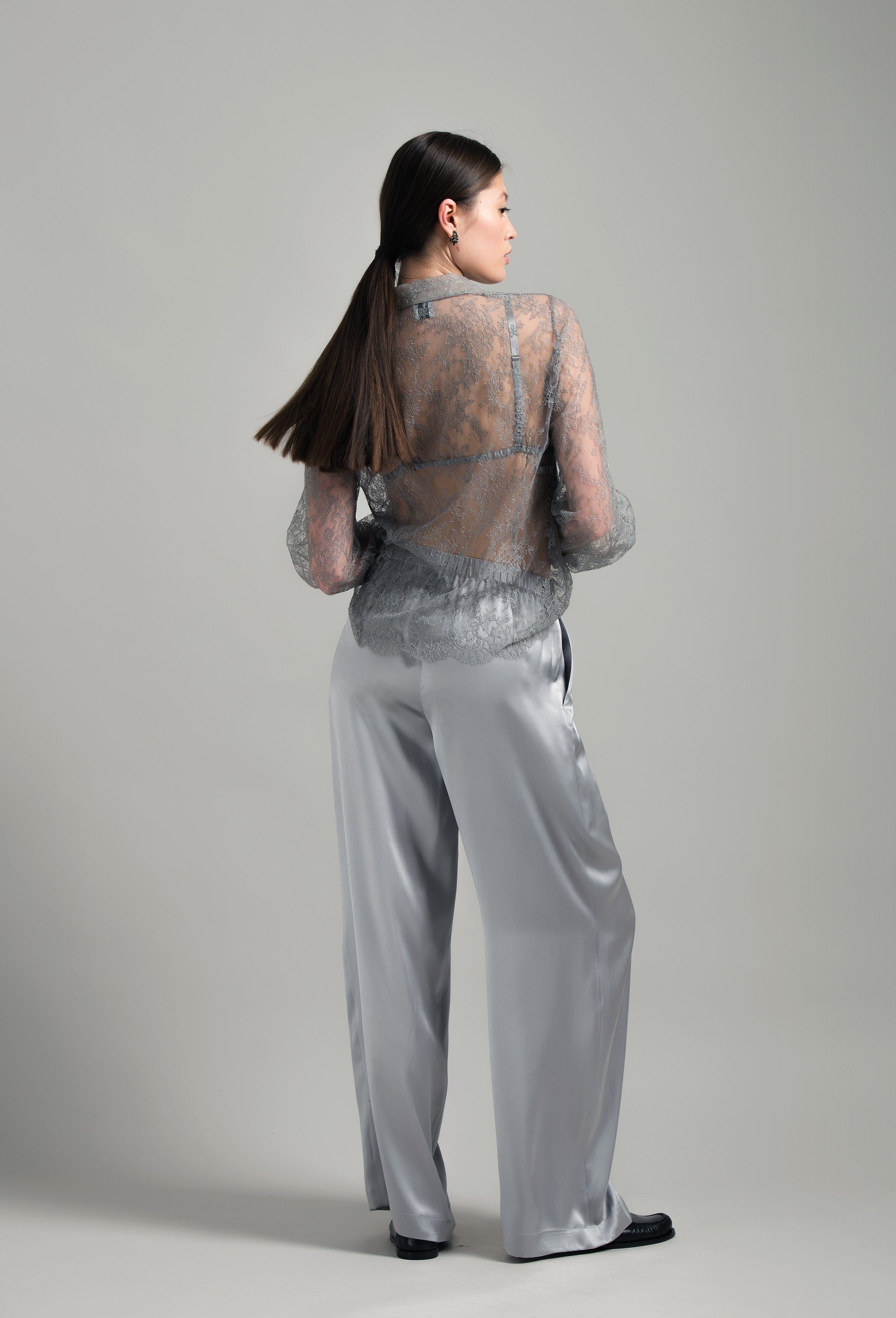 Discover the Hiver 2026-27 collection of lingerie couture from the house Carine Gilson with this Shirt With Balloon Sleeves in Grey lace