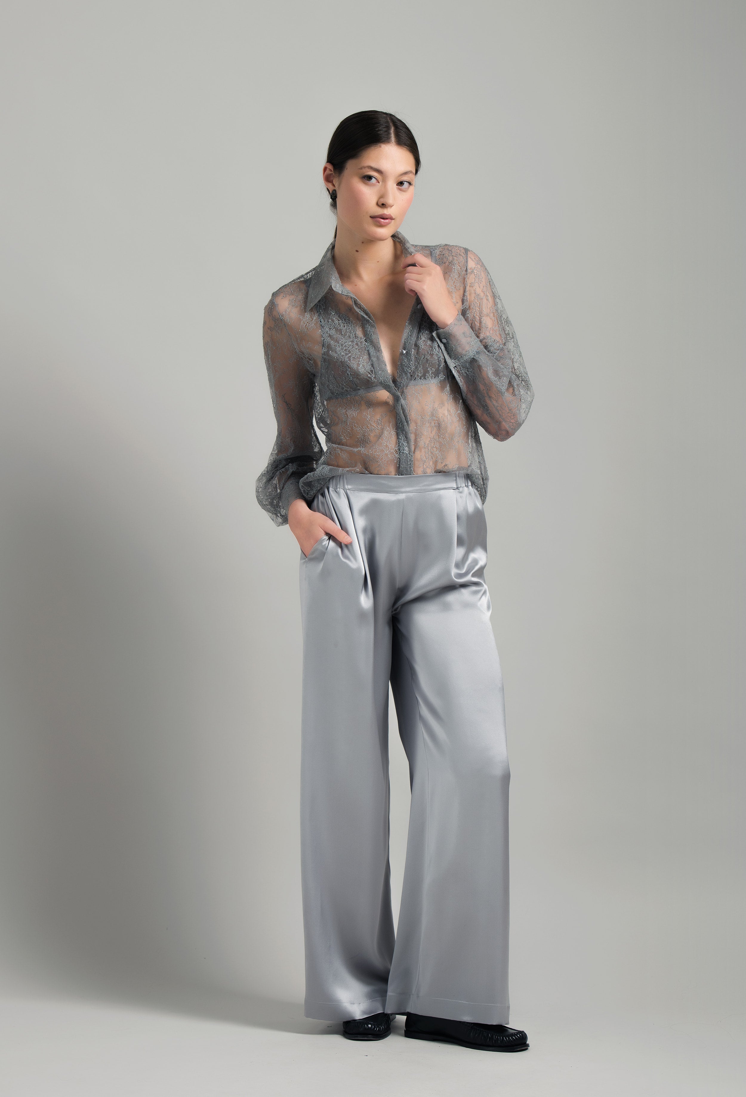 Discover the Hiver 2026-27 collection of lingerie couture from the house Carine Gilson with this Shirt With Balloon Sleeves in Grey lace