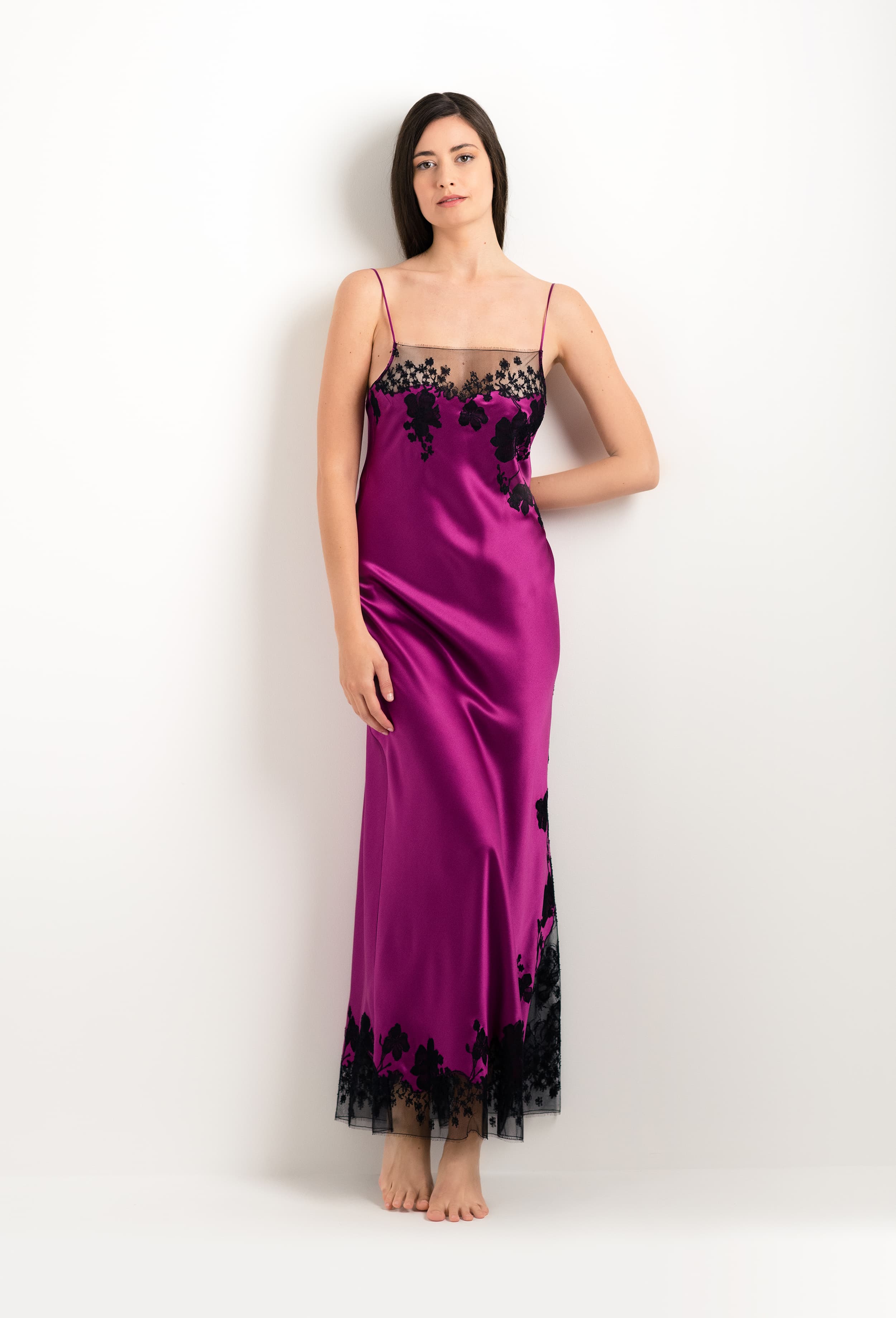 Enter Carine Gilson's world and the most beautiful silk lingerie with the 2025 cruise collection with this Long Gown Straight Neckline in violine Silk  with Black lace