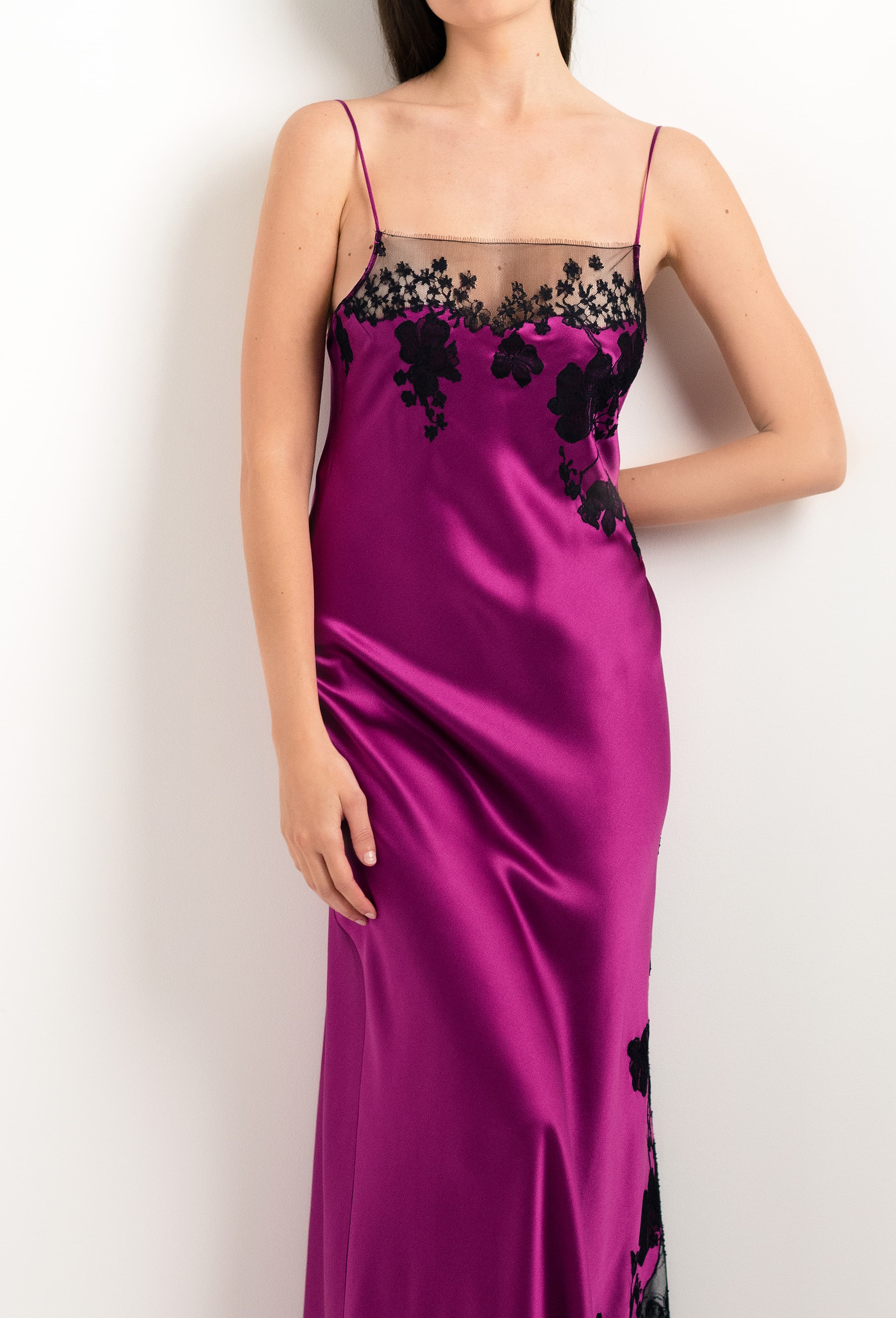 Enter Carine Gilson's world and the most beautiful silk lingerie with the 2025 cruise collection with this Long Gown Straight Neckline in violine Silk  with Black lace