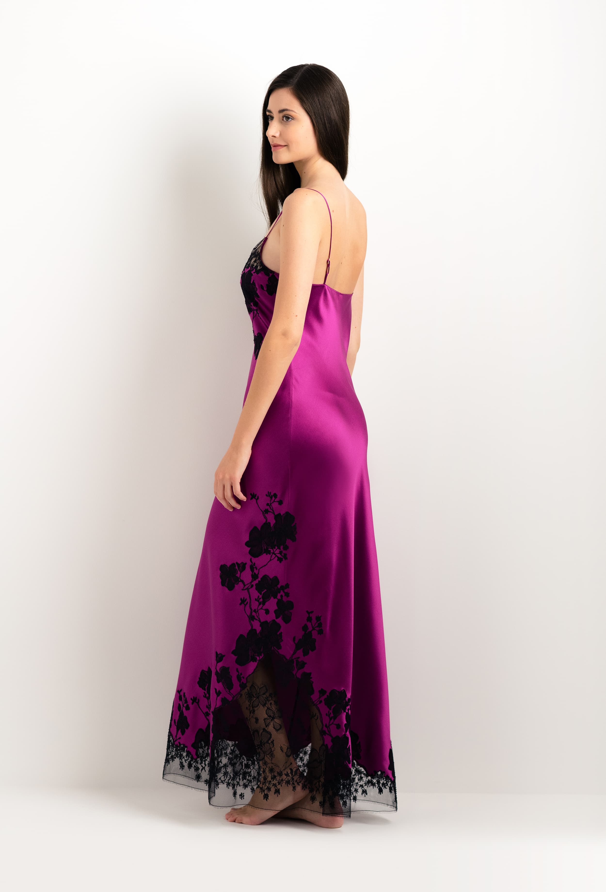 Enter Carine Gilson's world and the most beautiful silk lingerie with the 2025 cruise collection with this Long Gown Straight Neckline in violine Silk  with Black lace