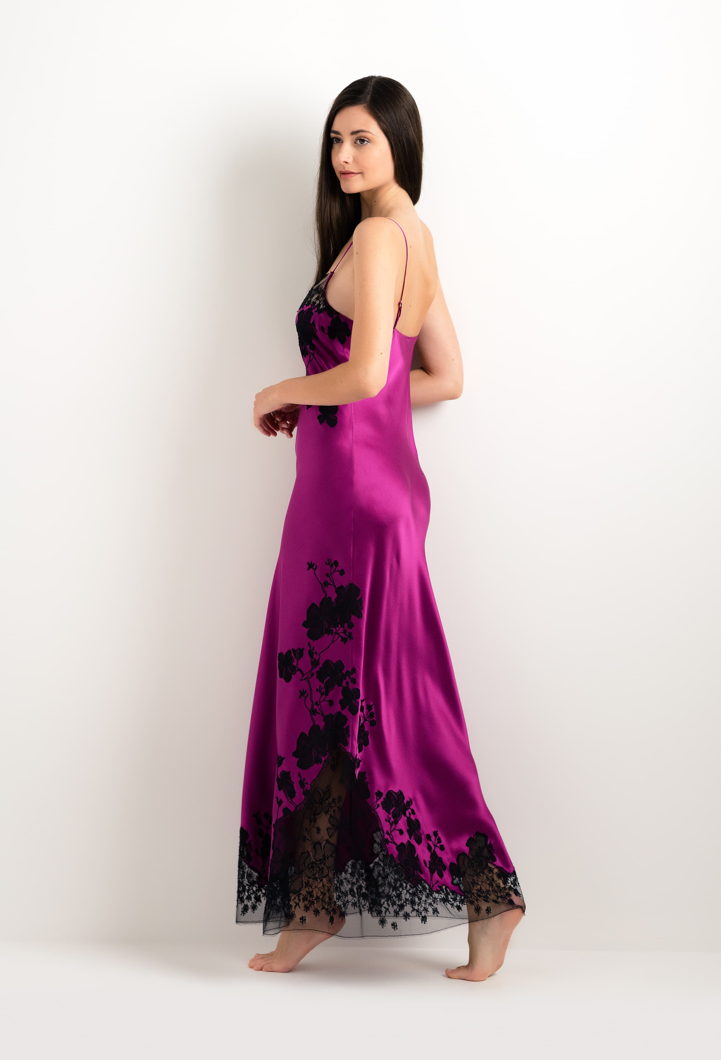 Enter Carine Gilson's world and the most beautiful silk lingerie with the 2025 cruise collection with this Long Gown Straight Neckline in violine Silk  with Black lace