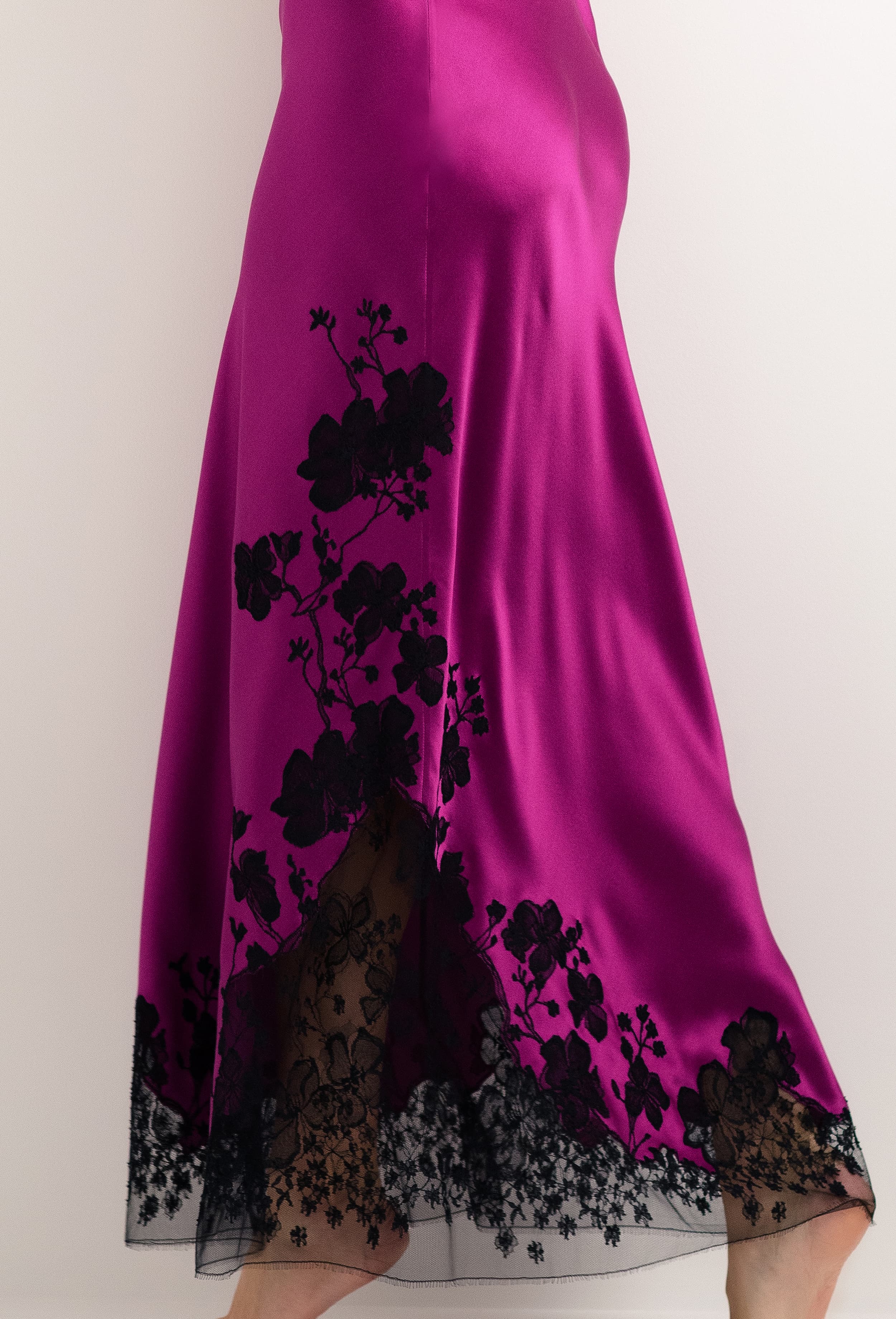 Enter Carine Gilson's world and the most beautiful silk lingerie with the 2025 cruise collection with this Long Gown Straight Neckline in violine Silk  with Black lace