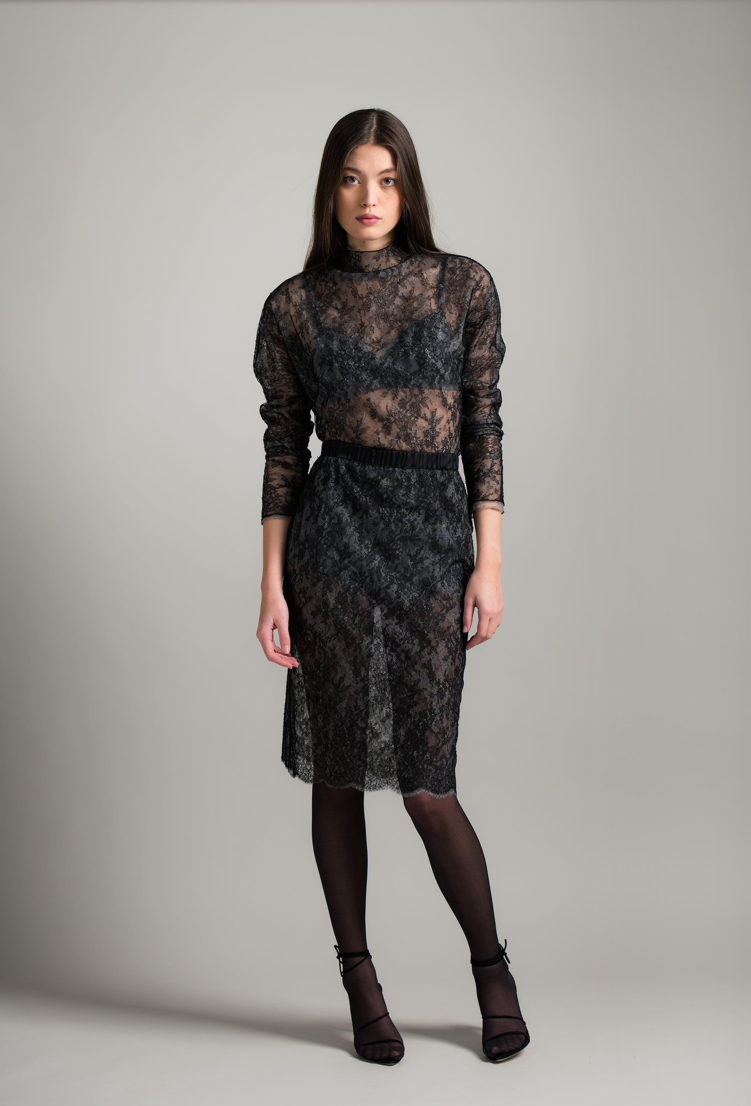 Enter Carine Gilson's world and the most beautiful silk lingerie with the Hiver 2026-27 collection with this Straight Skirt in Grey and black lace
