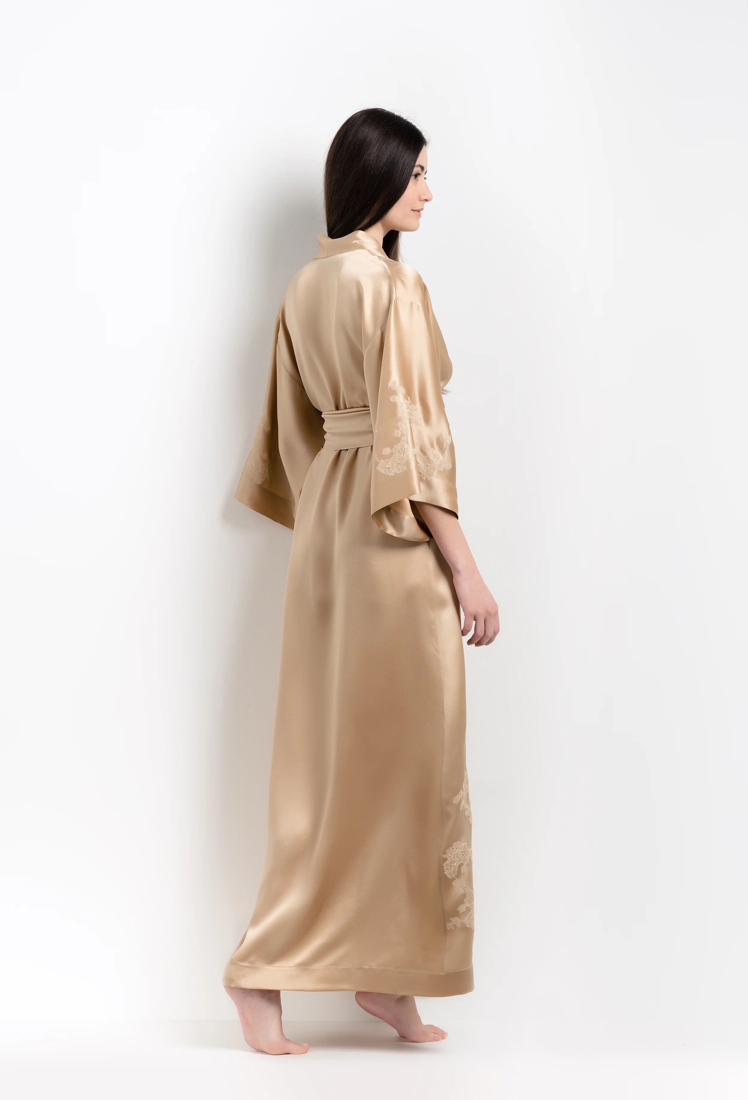 Be seduced by Carine Gilson most beautiful silk lingerie collection with this long kimono classic sleeves in mocha silk with mocha lace