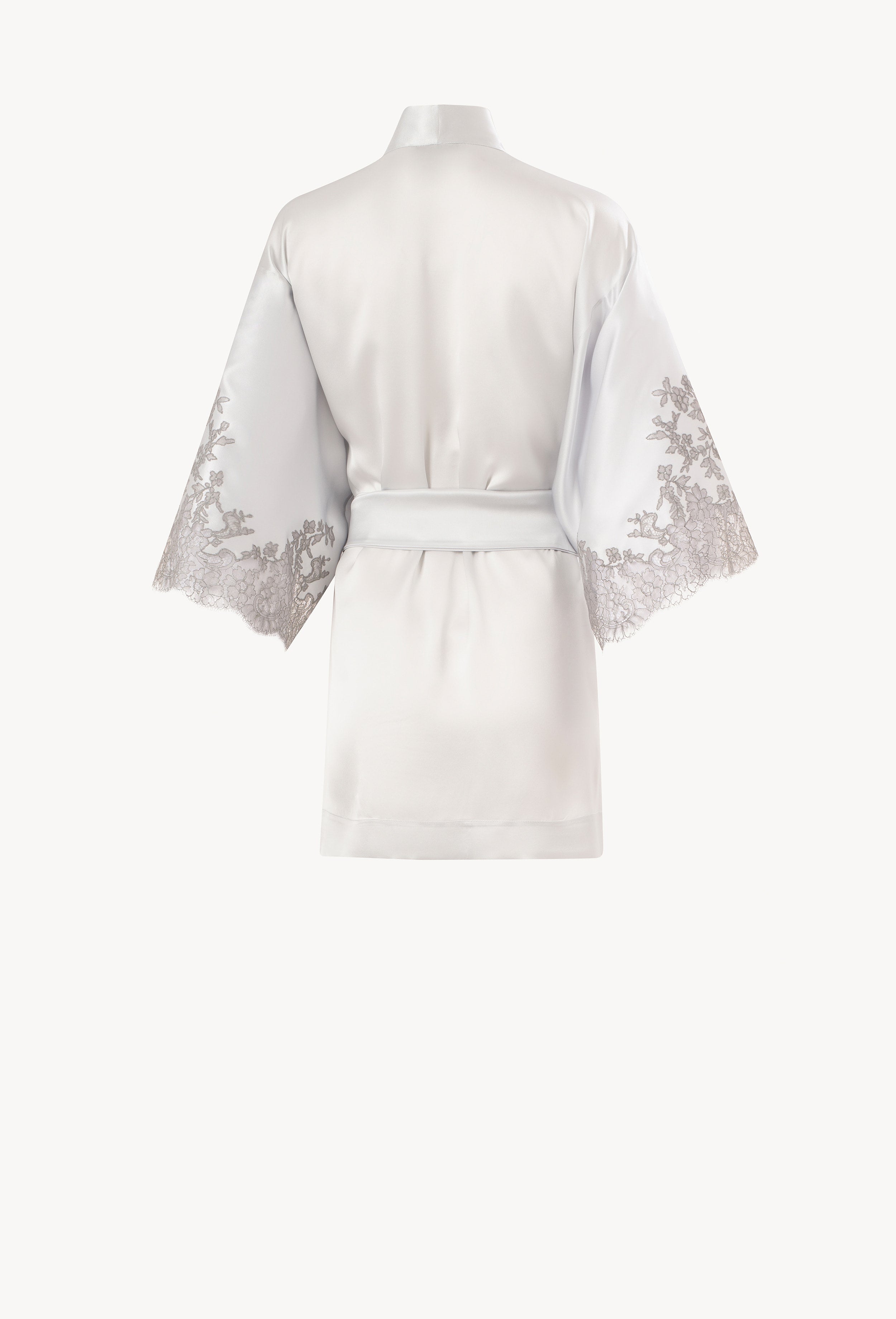 Discover the unique craftmanship of the belgian designer Carine Gilson in her atelier for the Hiver 2026-27 collection with this Short Kimono Classic Sleeves in Silver grey Silk  with Grey lace