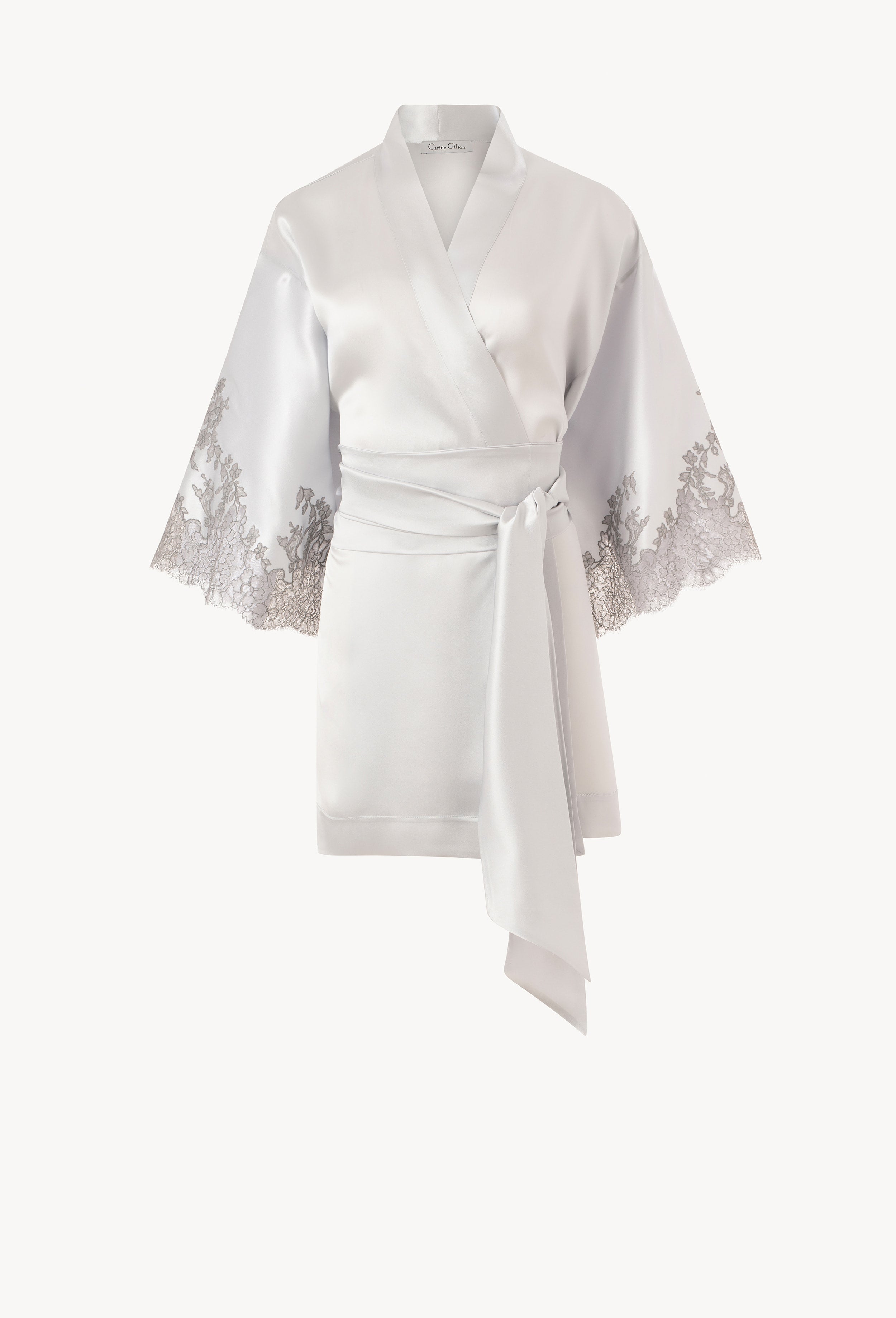 Discover the unique craftmanship of the belgian designer Carine Gilson in her atelier for the Hiver 2026-27 collection with this Short Kimono Classic Sleeves in Silver grey Silk  with Grey lace