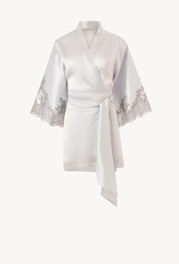 Discover the unique craftmanship of the belgian designer Carine Gilson in her atelier for the Hiver 2026-27 collection with this Short Kimono Classic Sleeves in Silver grey Silk  with Grey lace