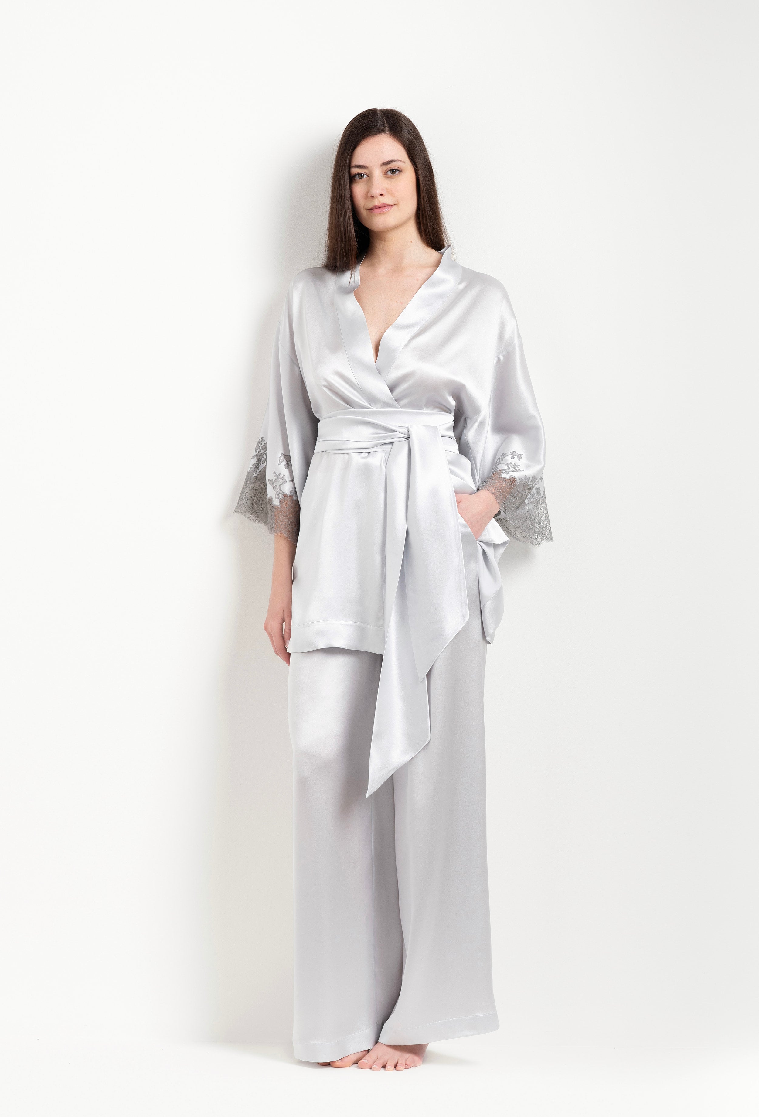 Discover the unique craftmanship of the belgian designer Carine Gilson in her atelier for the Hiver 2026-27 collection with this Short Kimono Classic Sleeves in Silver grey Silk  with Grey lace