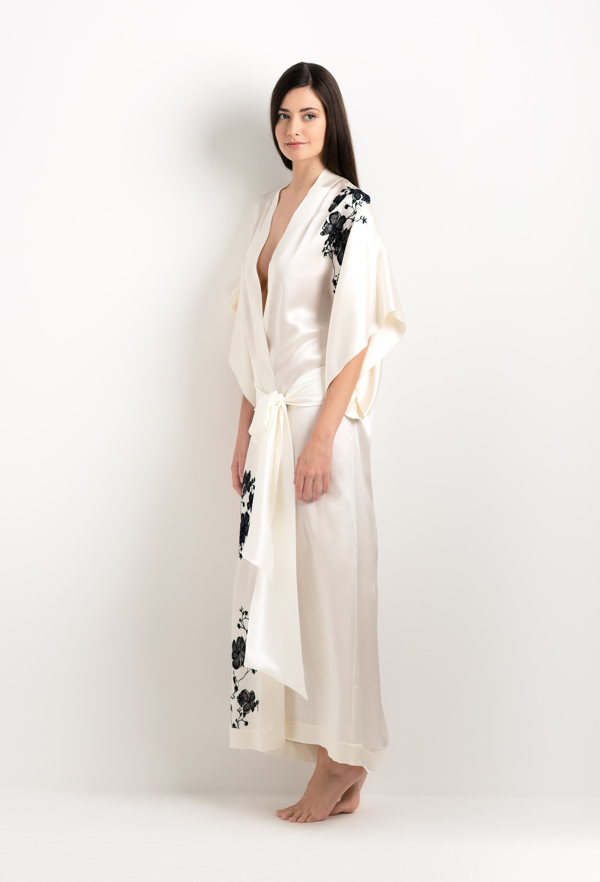 Made of silk and lace, explore the lingerie collection 2025 cruise from the house Carine Gilson with this Long Kimono Short Sleeves in Pearl Silk  with Black lace