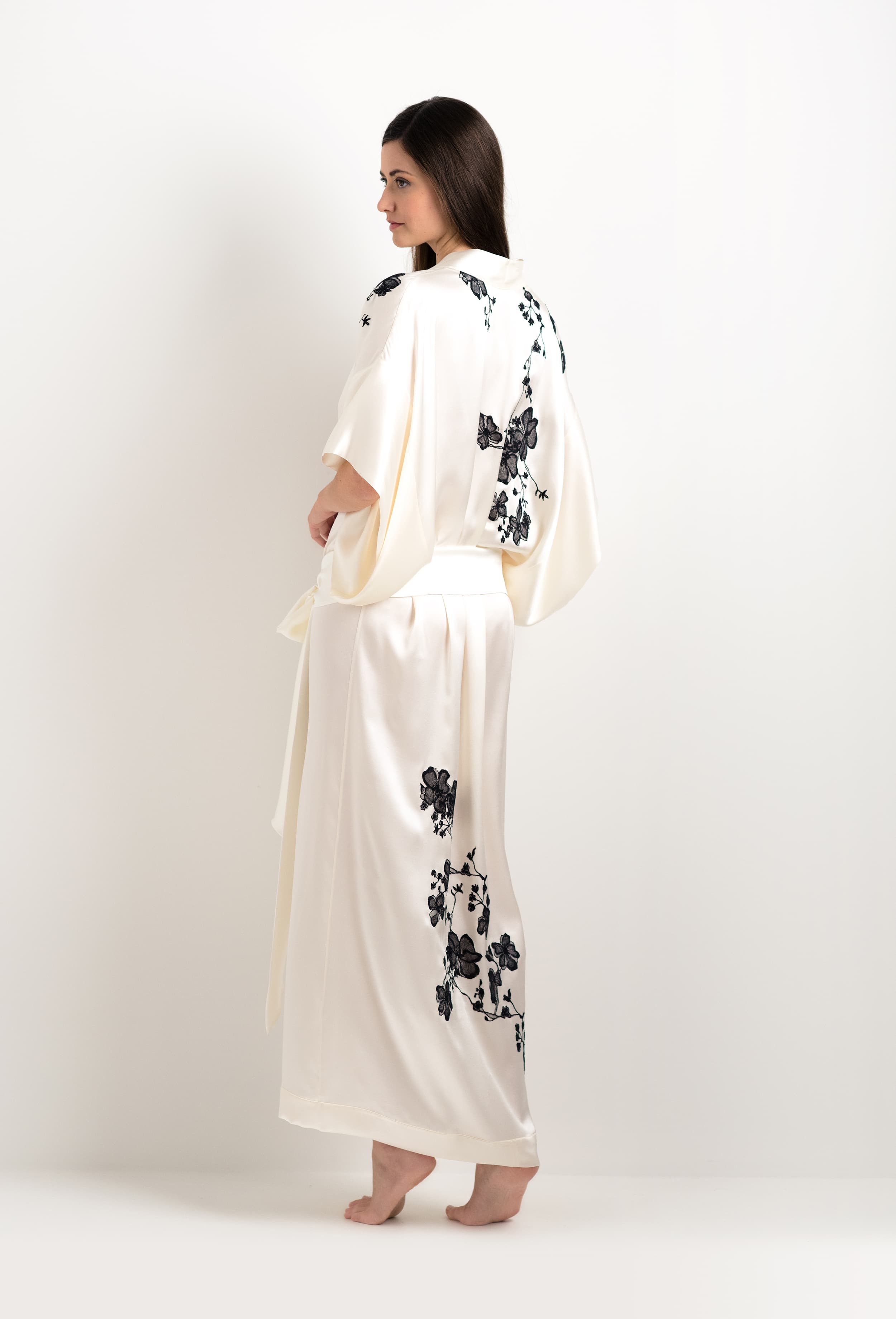 Made of silk and lace, explore the lingerie collection 2025 cruise from the house Carine Gilson with this Long Kimono Short Sleeves in Pearl Silk  with Black lace