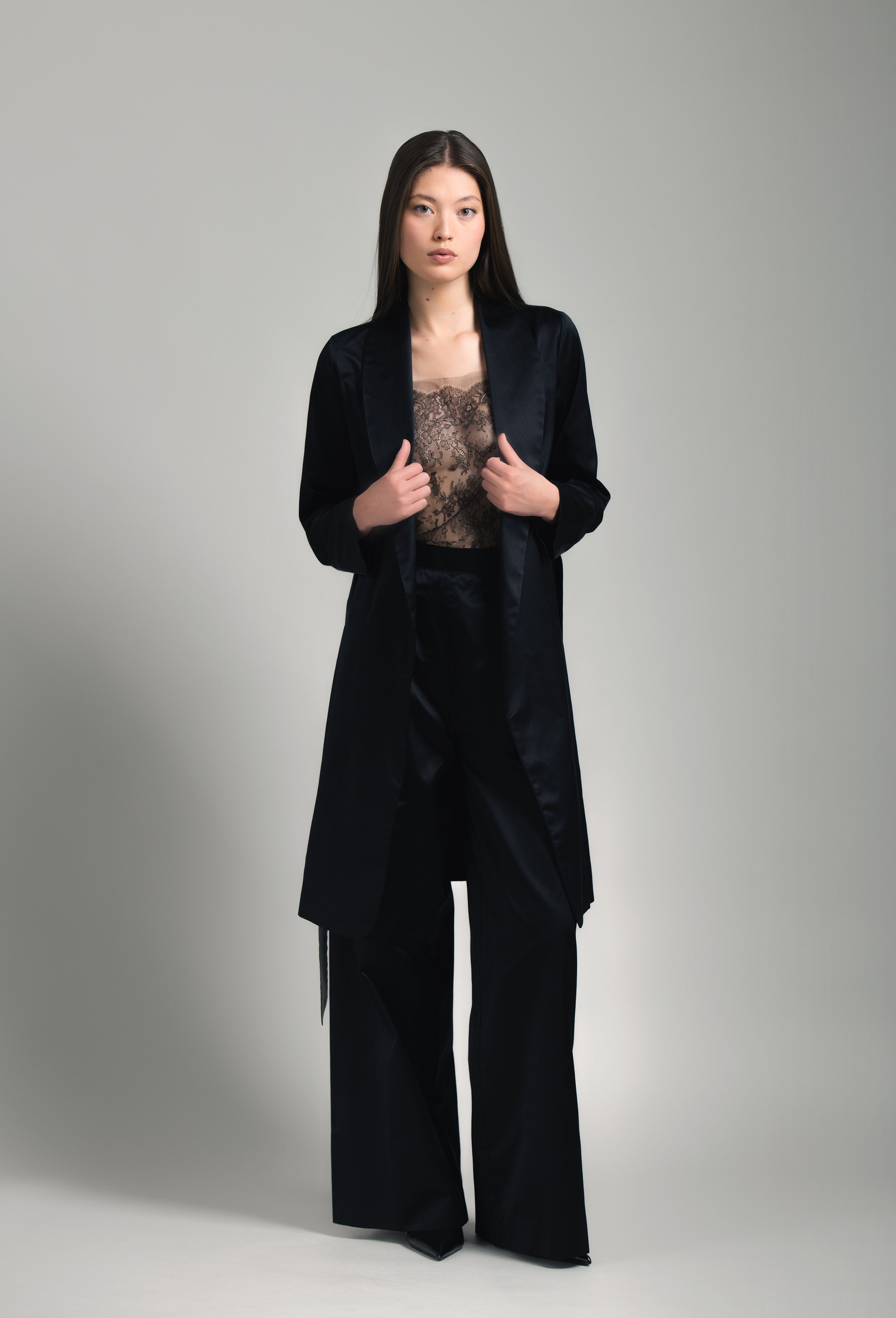 Discover the unique craftmanship of the belgian designer Carine Gilson in her atelier for the Winter 2026-27 collection with this Jacket Tuxedo style in black Silk 