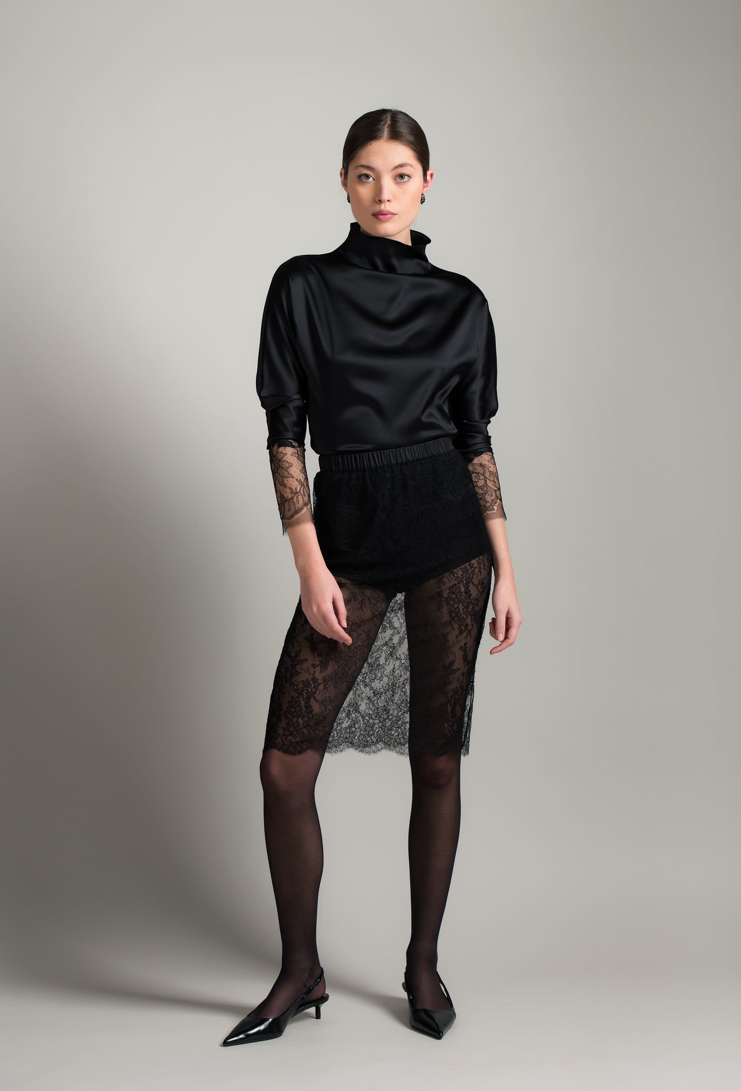 Made of silk and lace, explore the lingerie collection Winter 2026-27 from the house Carine Gilson with this Long sleeves top in Black Silk  with Black lace